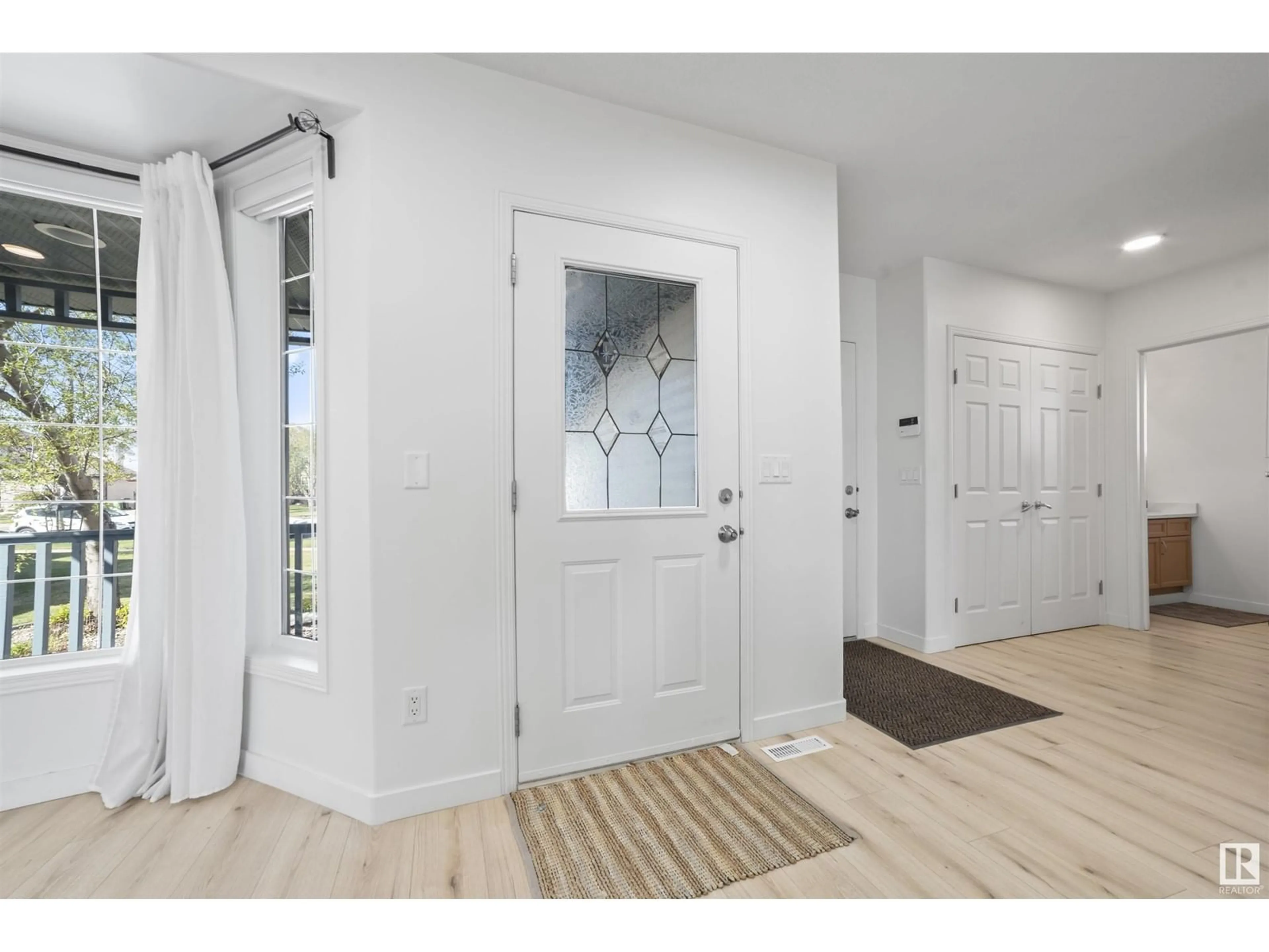 Indoor entryway for 1665 GLASTONBURY BV, Edmonton Alberta T5T6P3