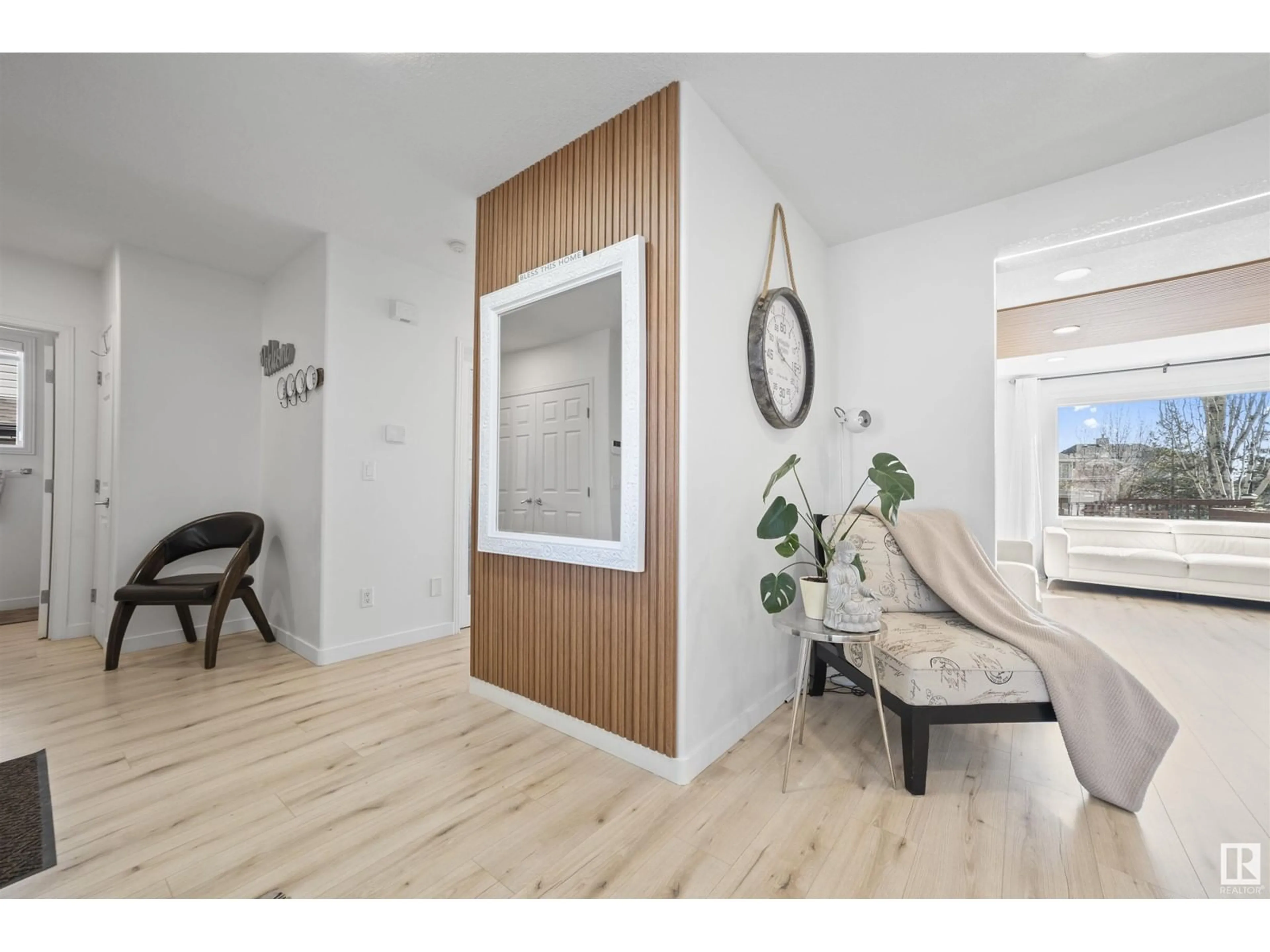 Indoor entryway for 1665 GLASTONBURY BV, Edmonton Alberta T5T6P3