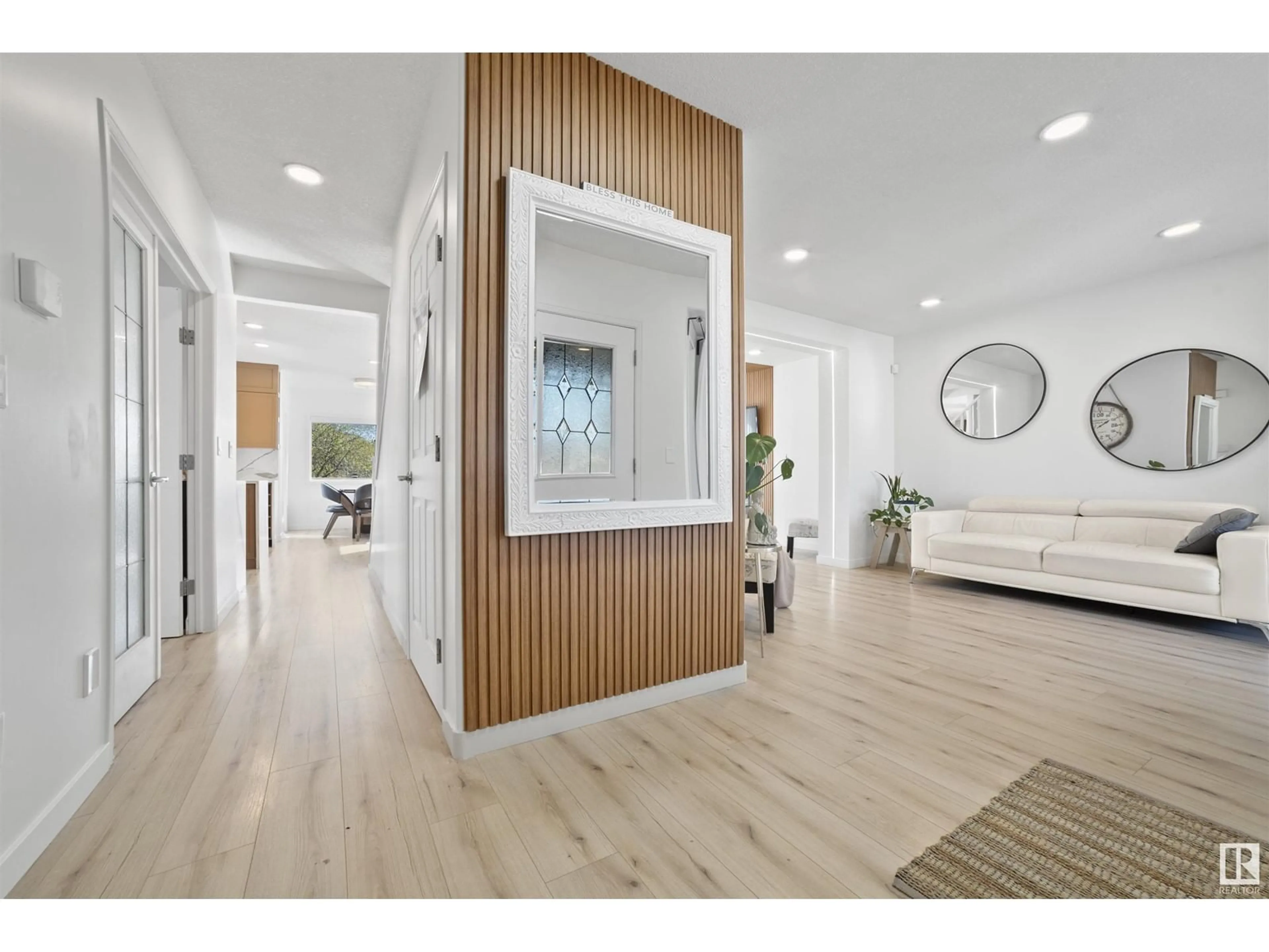 Indoor entryway for 1665 GLASTONBURY BV, Edmonton Alberta T5T6P3