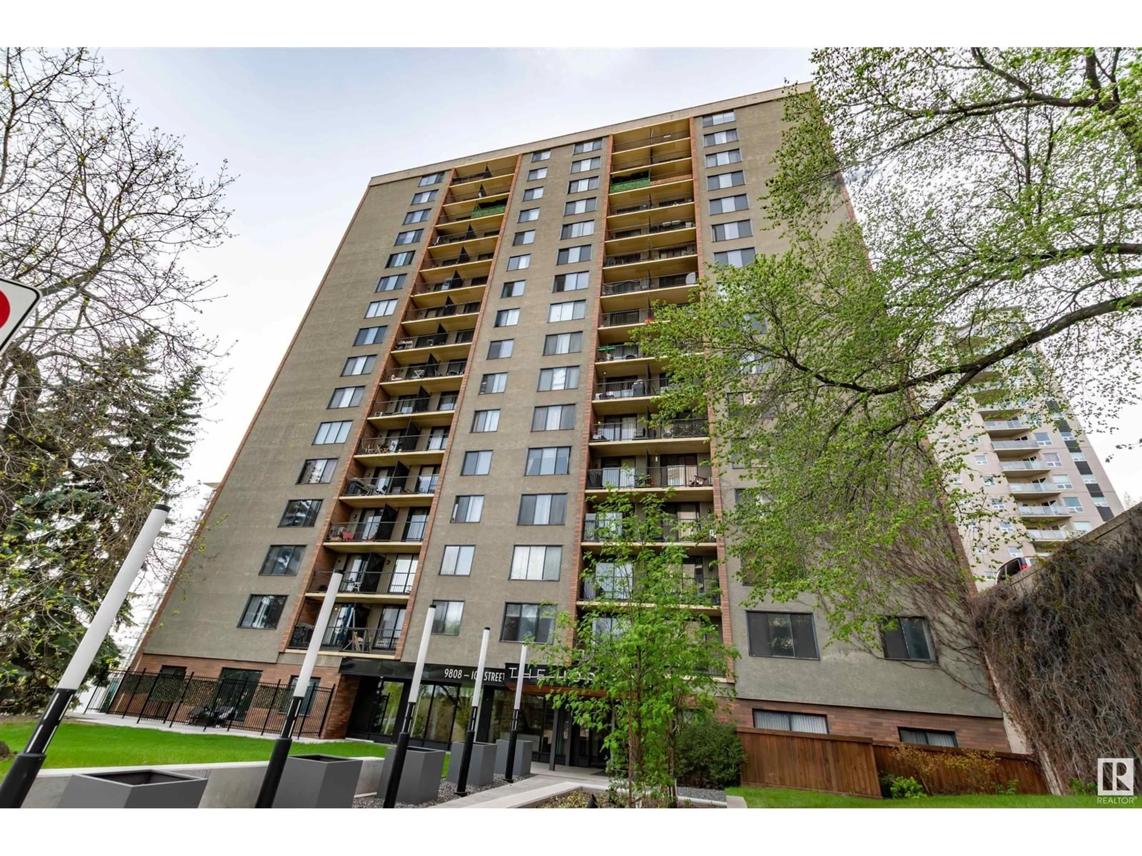 A pic from outside/outdoor area/front of a property/back of a property/a pic from drone, street for 1204 - 9808 103 ST, Edmonton Alberta T5K2G4