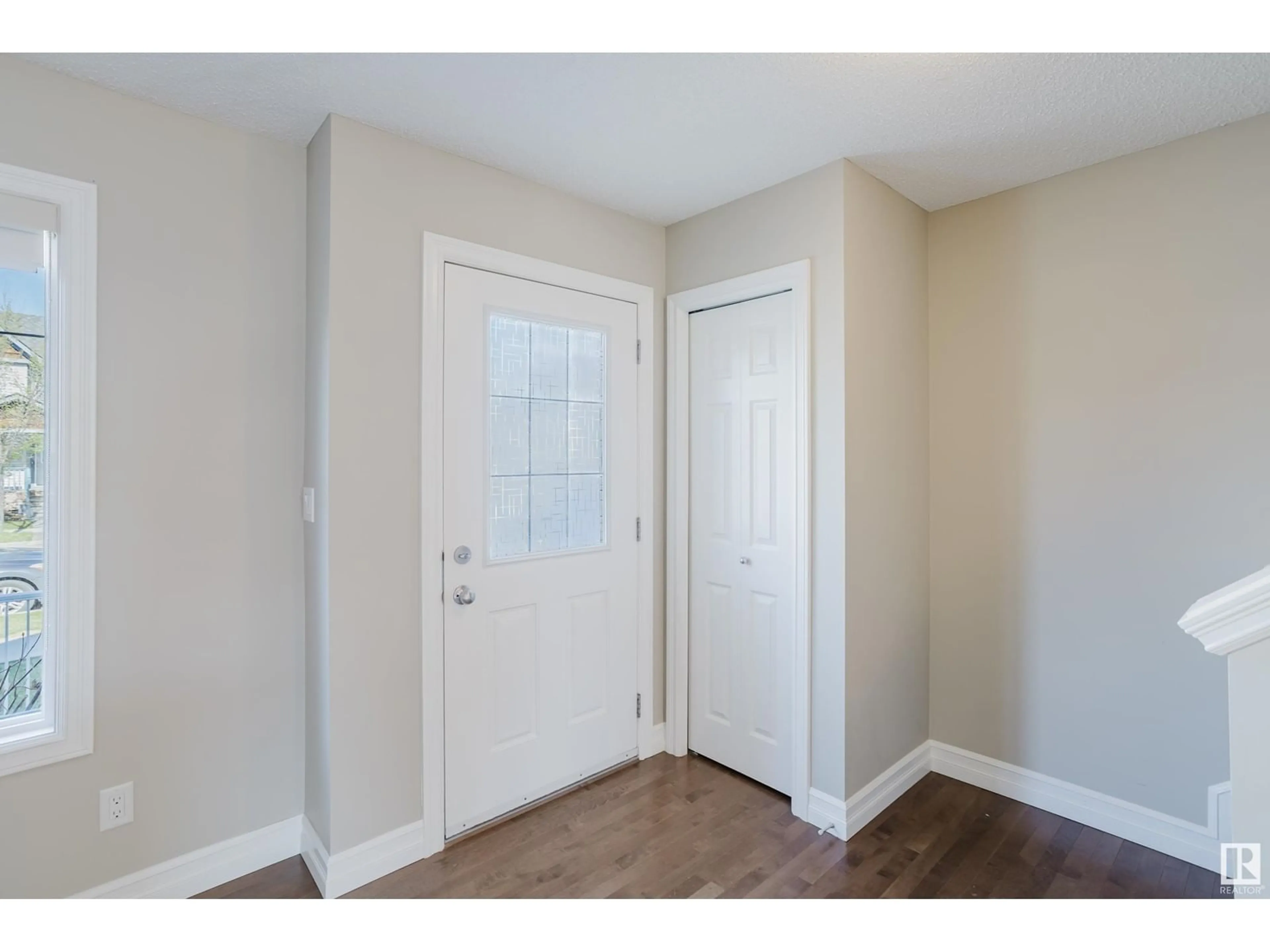 Indoor entryway for 5311 3 AV SW, Edmonton Alberta T6X0W7