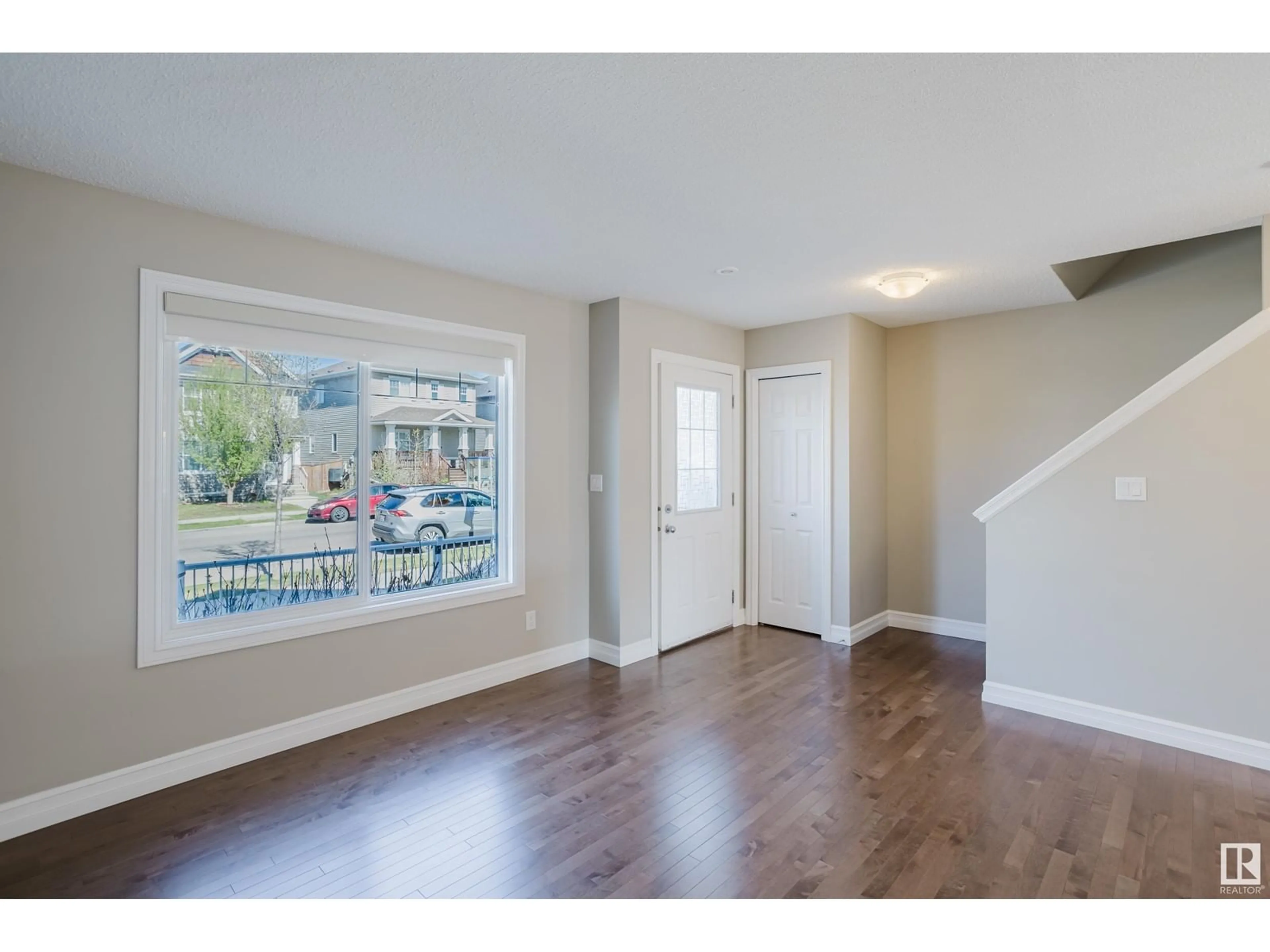 Indoor entryway for 5311 3 AV SW, Edmonton Alberta T6X0W7