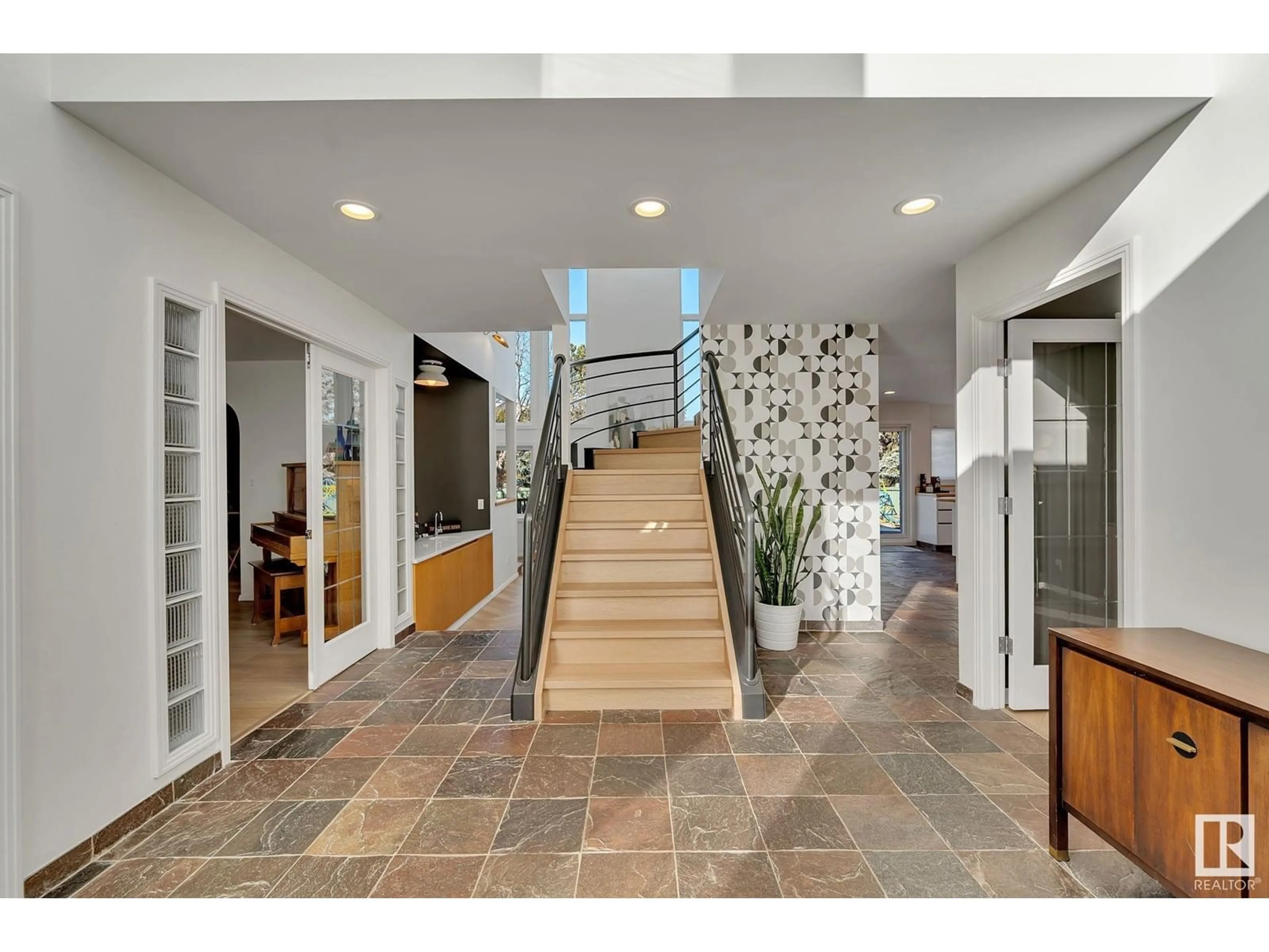 Indoor foyer for 306 WEAVER PT, Edmonton Alberta T6M2J4