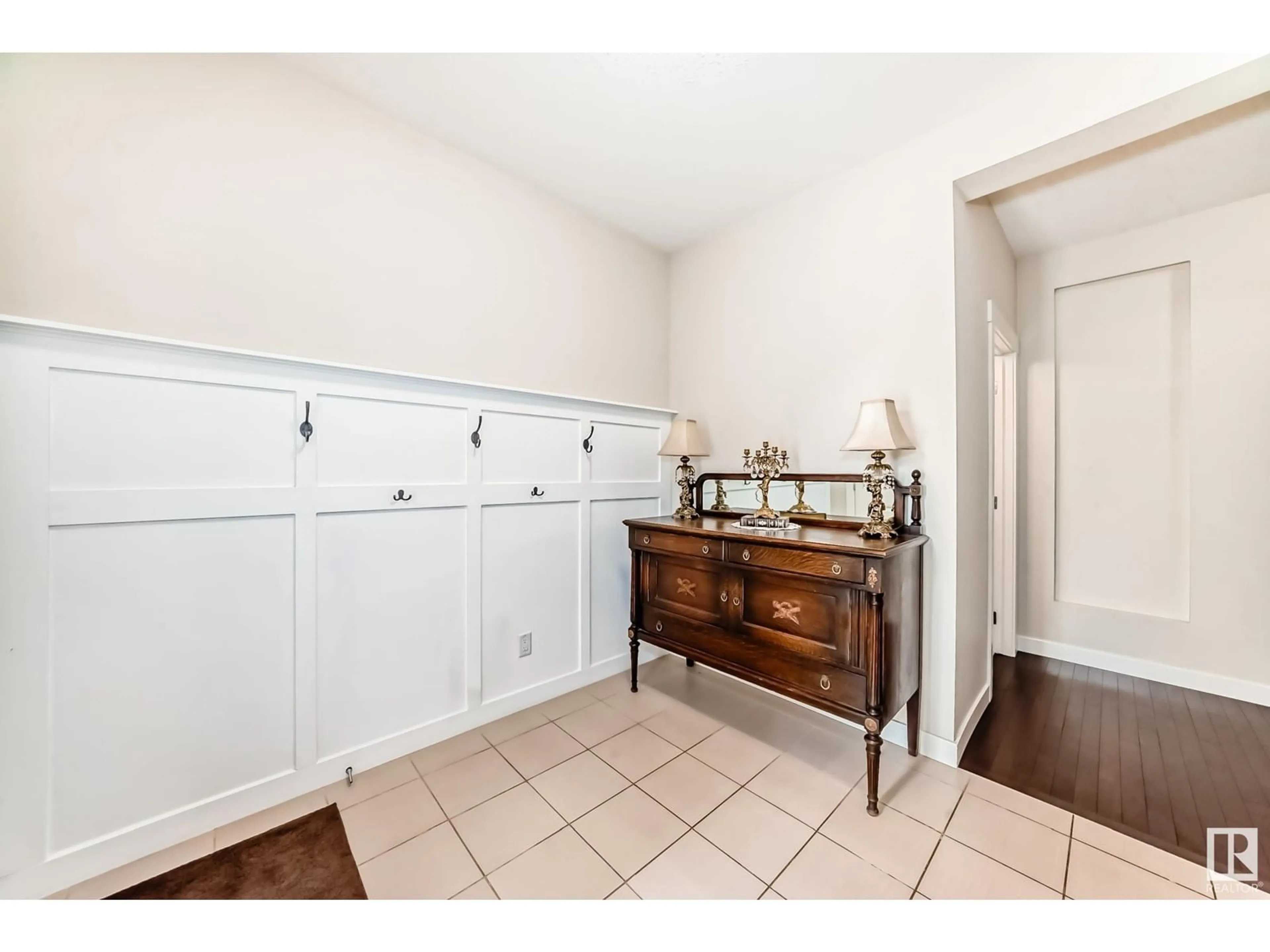 Indoor entryway for 22030 95A AV, Edmonton Alberta T5T4A9