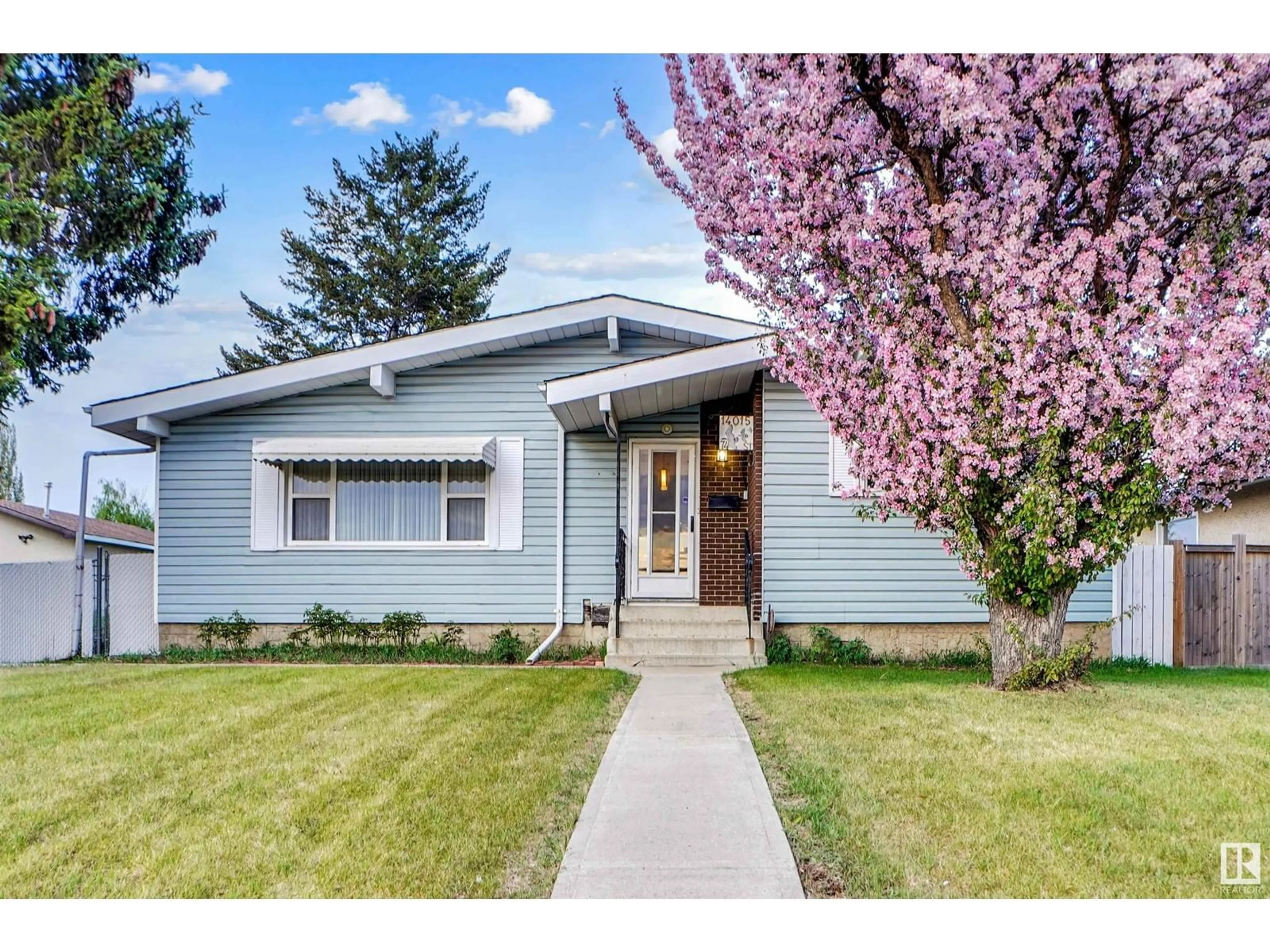 Home with vinyl exterior material, street for NW - 14015 74 ST, Edmonton Alberta T5C0H1