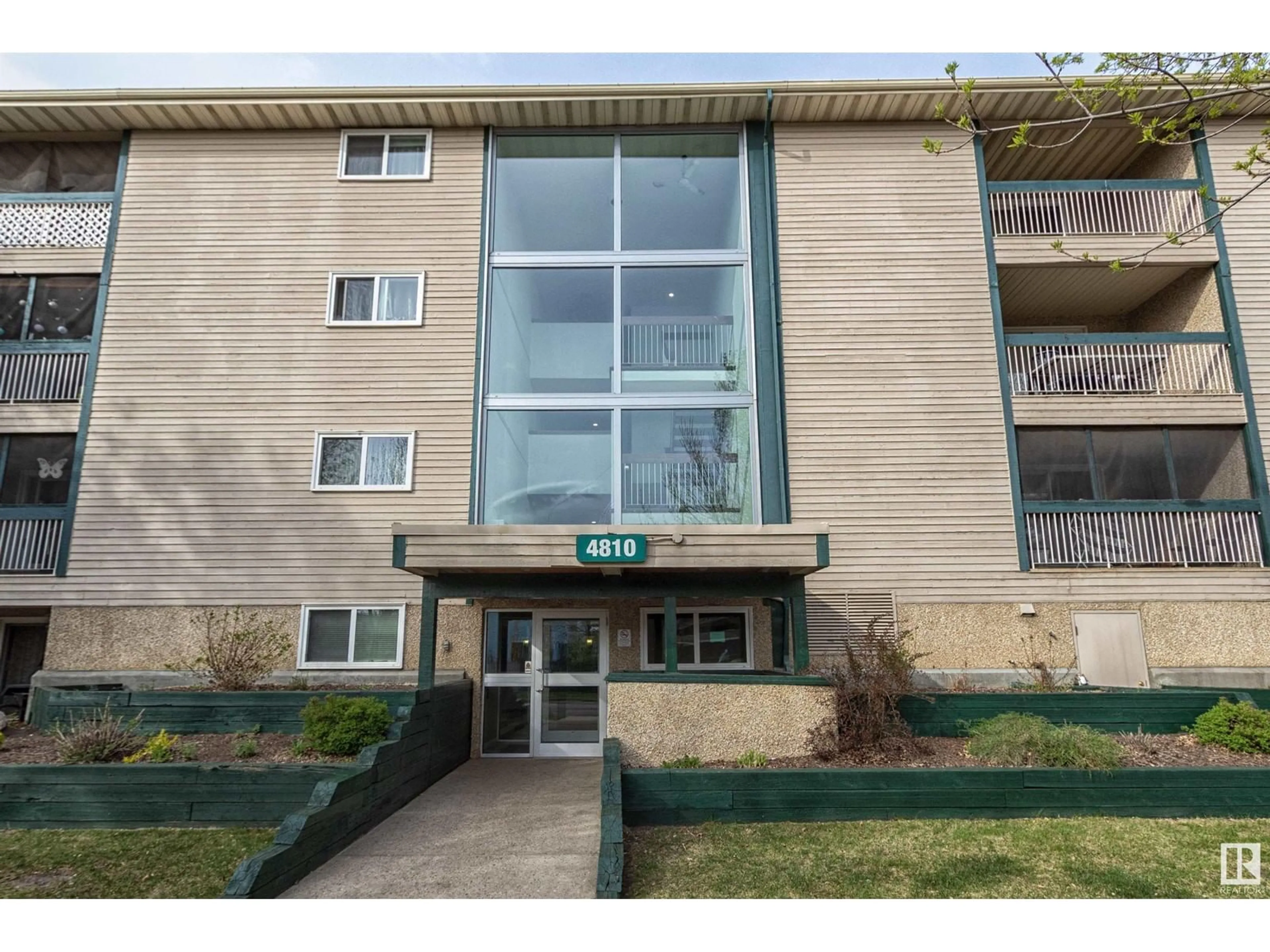 Indoor foyer for #403 - 4810 MILLWOODS ROAD SOUTH, Edmonton Alberta T6L5N9
