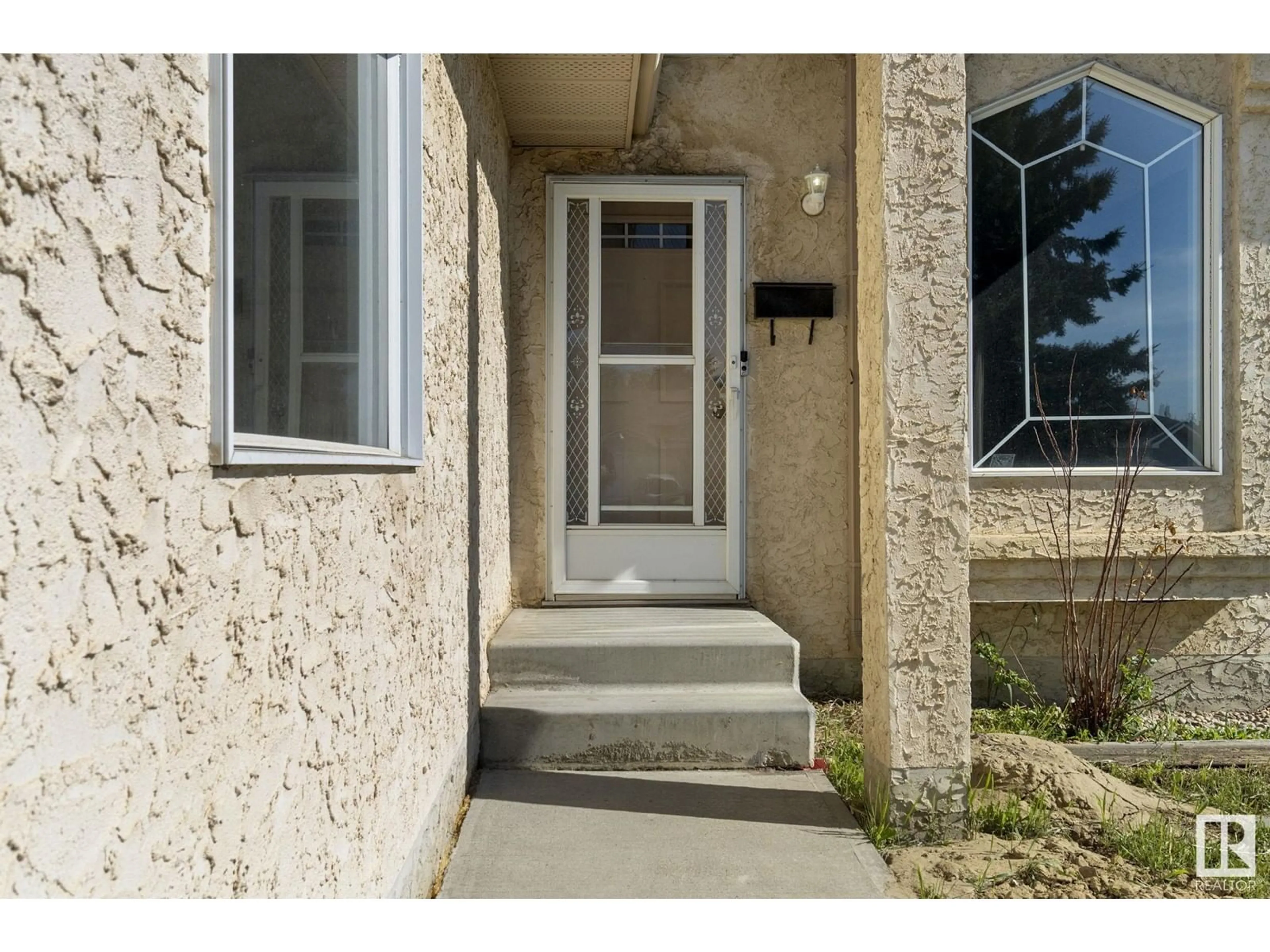 Indoor entryway for 18412 77 AV, Edmonton Alberta T5T5X3