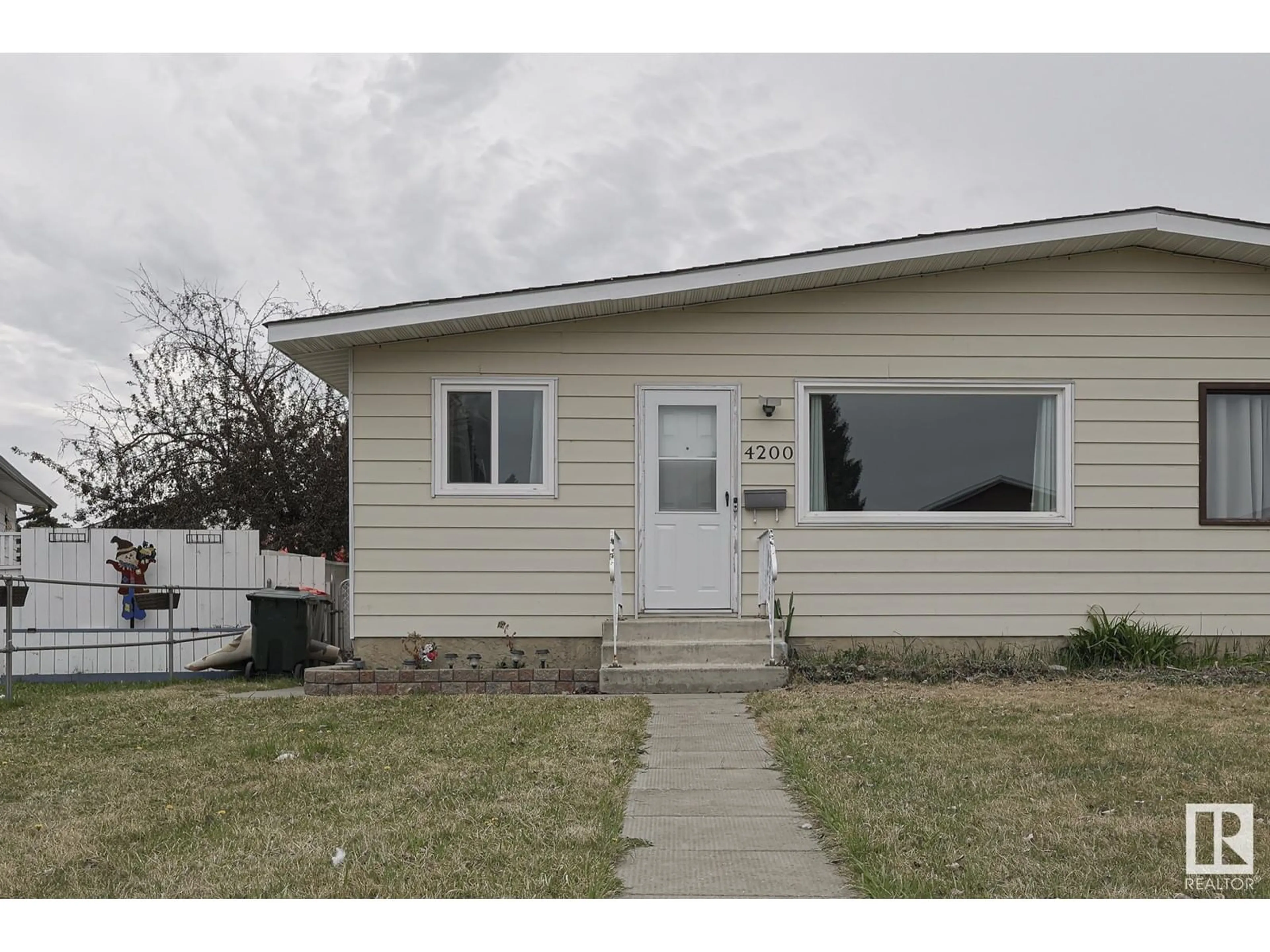 Home with vinyl exterior material, street for 4200 42 AV, Stony Plain Alberta T7Z1J8