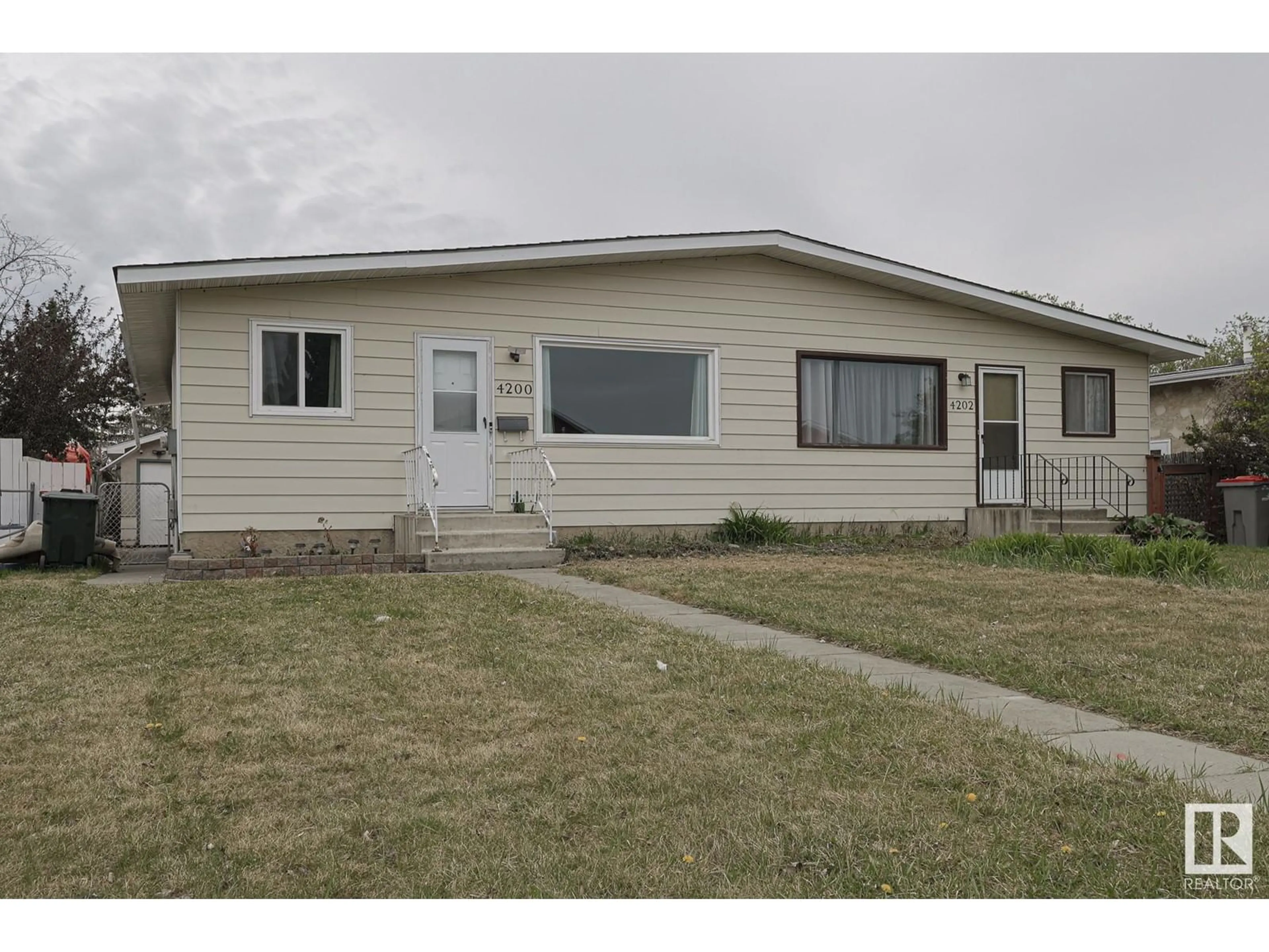 Home with vinyl exterior material, street for 4200 42 AV, Stony Plain Alberta T7Z1J8