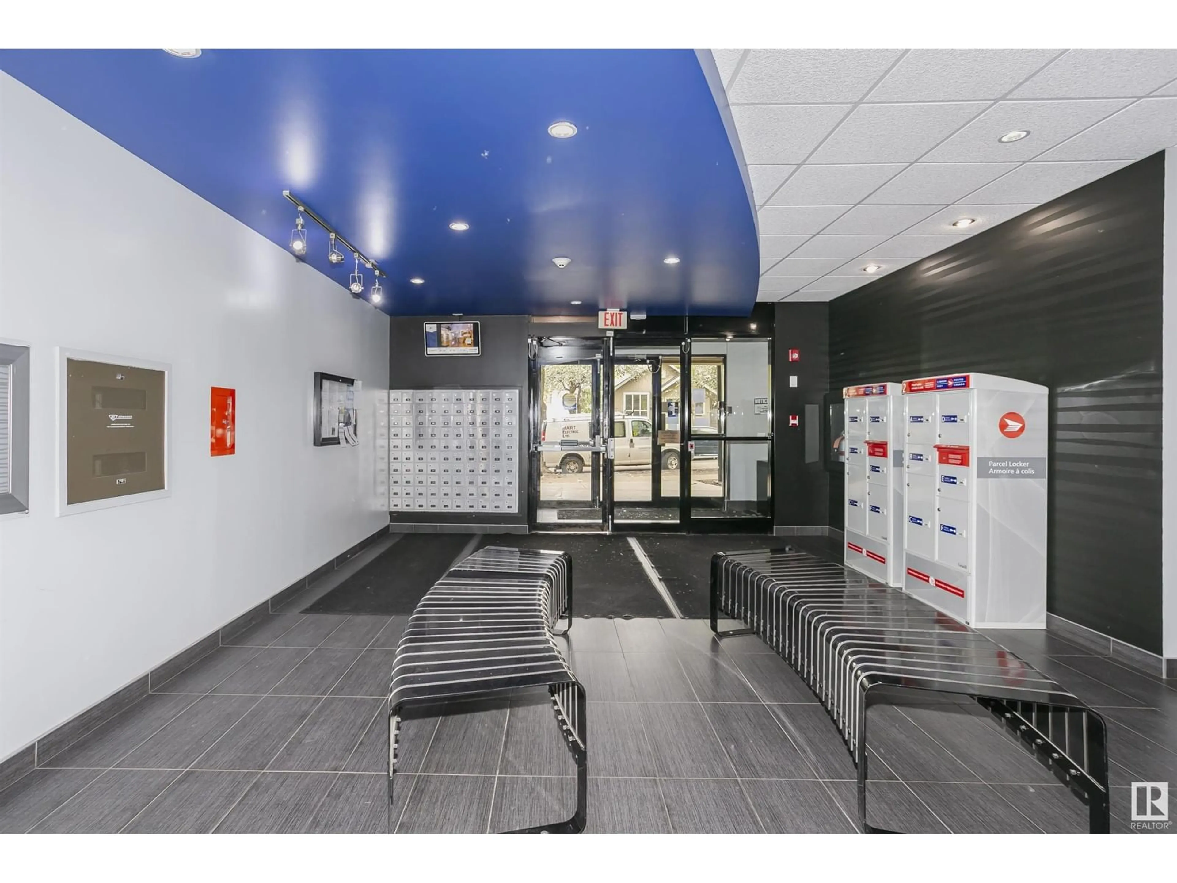 Indoor foyer for 707 9715 110 ST NW, Edmonton Alberta T5K2M1