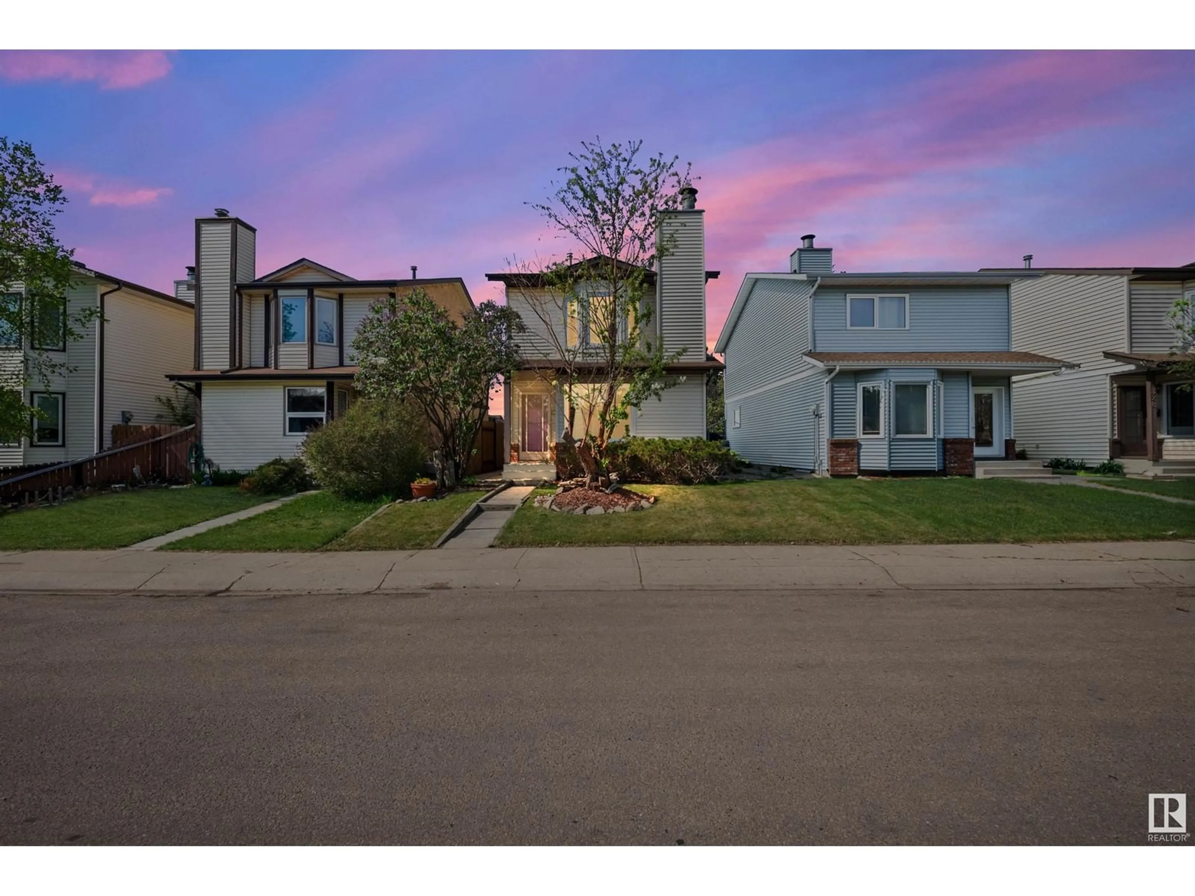A pic from outside/outdoor area/front of a property/back of a property/a pic from drone, street for 332 KIRKPATRICK CR, Edmonton Alberta T6L5E1