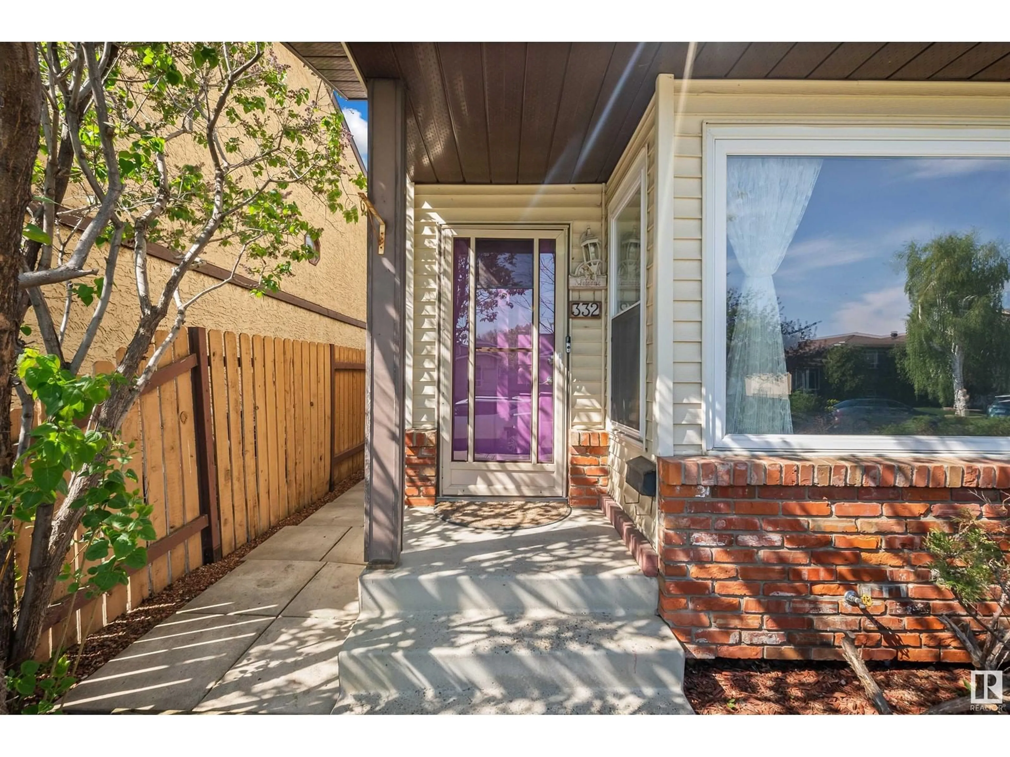 Indoor entryway for 332 KIRKPATRICK CR, Edmonton Alberta T6L5E1