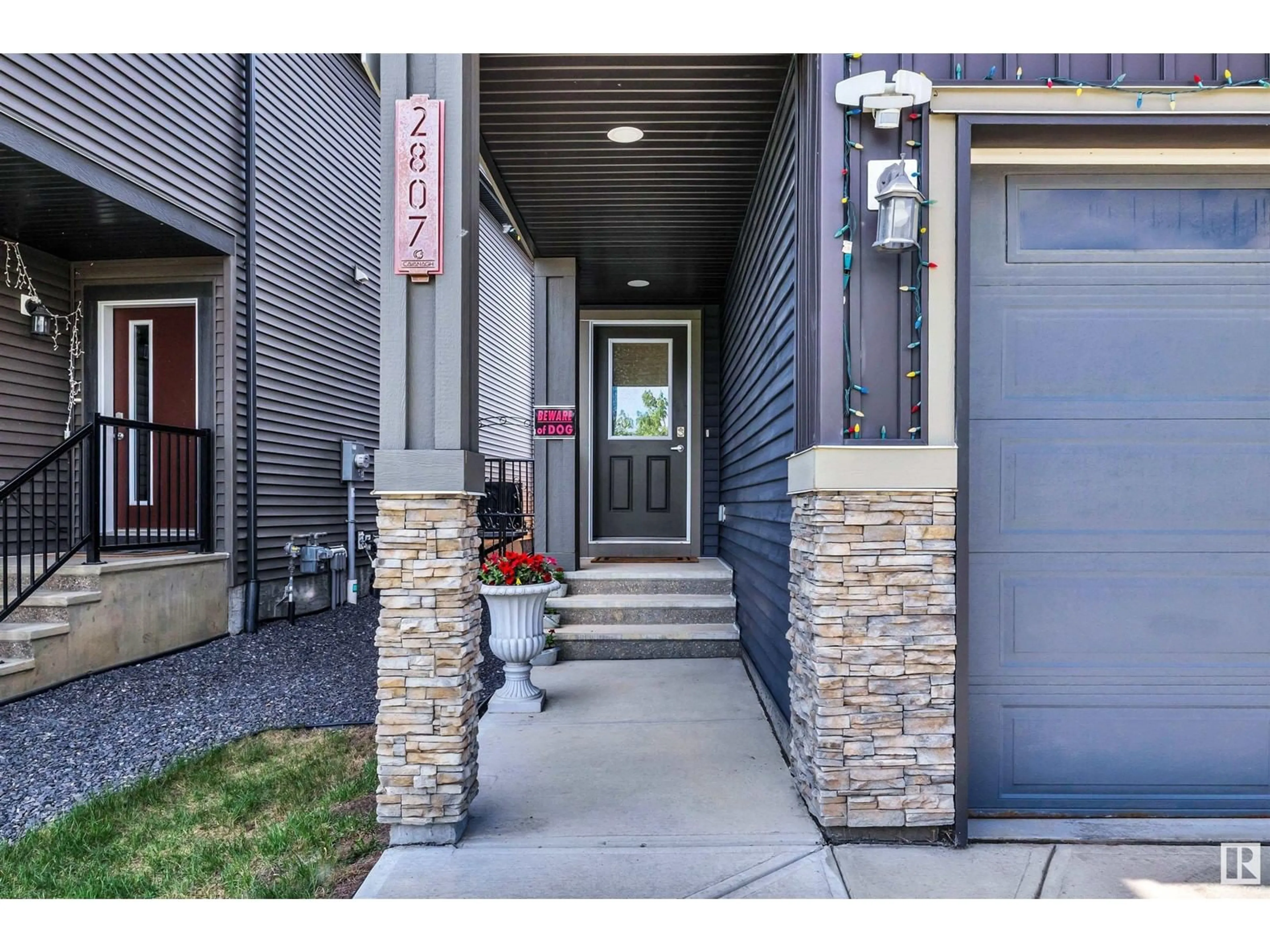 Indoor entryway for 2807 COLLINS CR, Edmonton Alberta T6W4G8
