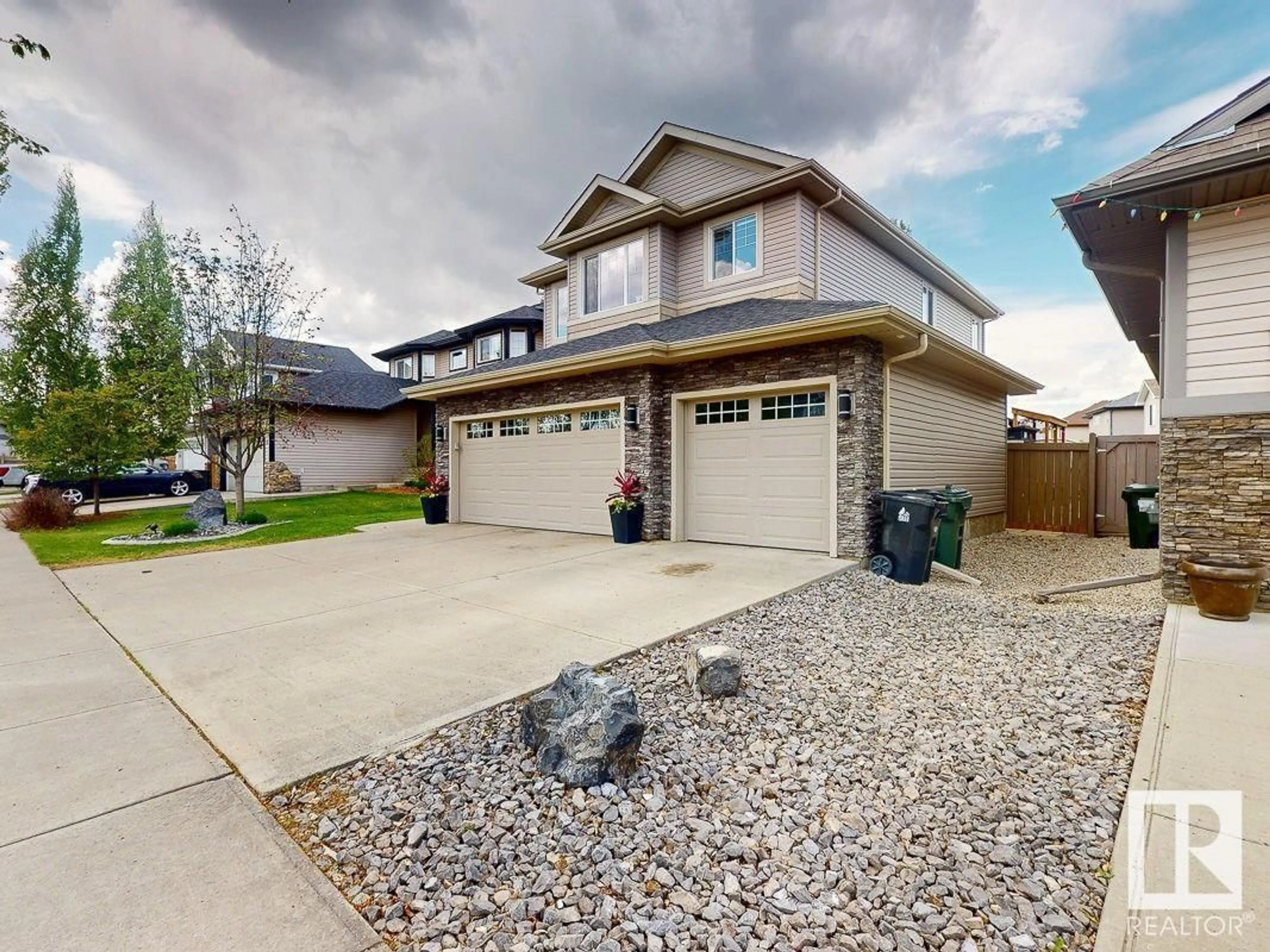 Home with vinyl exterior material, street for 5 HERON LI, Spruce Grove Alberta T7X0E8