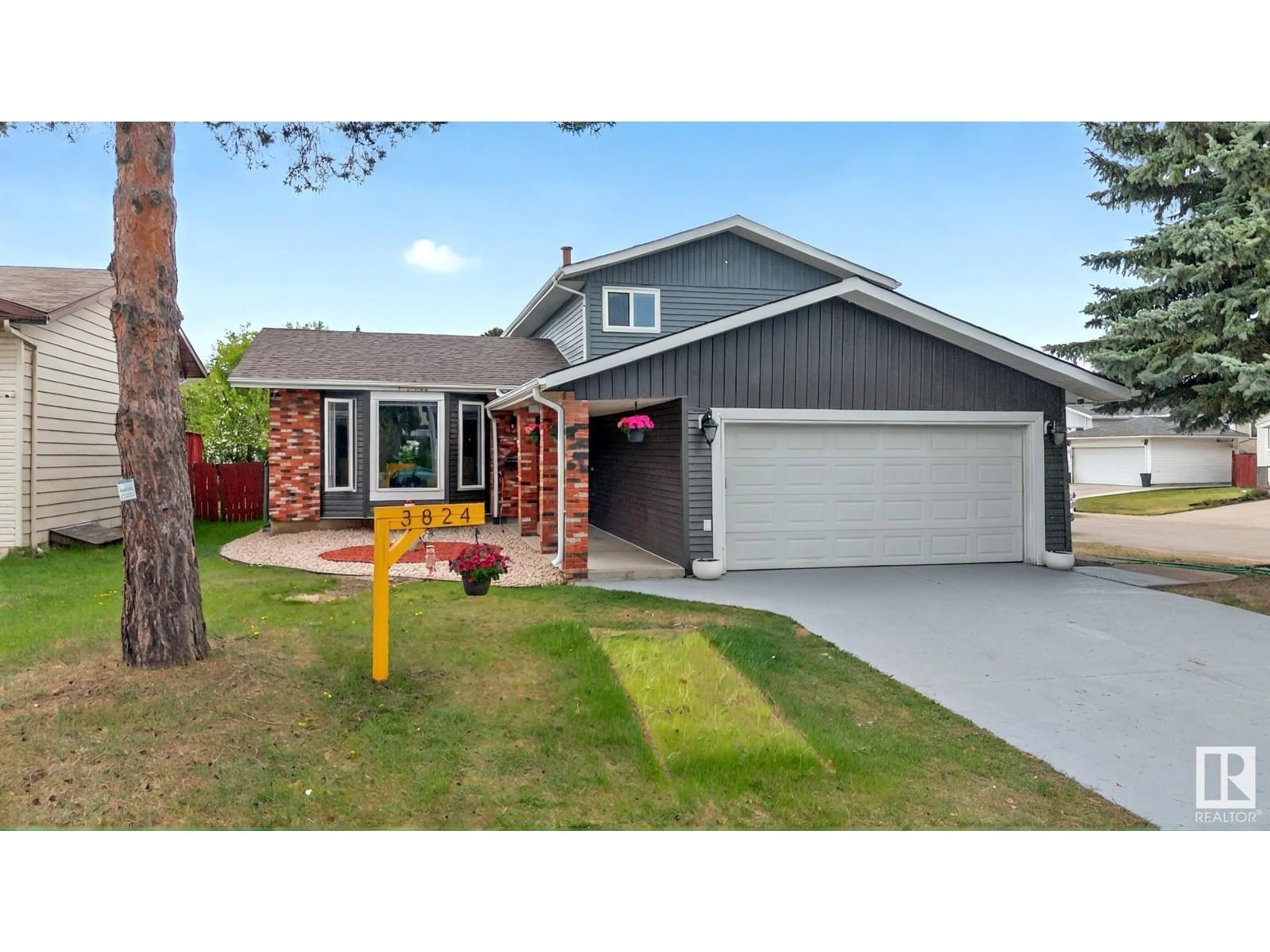 Home with vinyl exterior material, street for 3824 47 ST, Edmonton Alberta T6L5B2