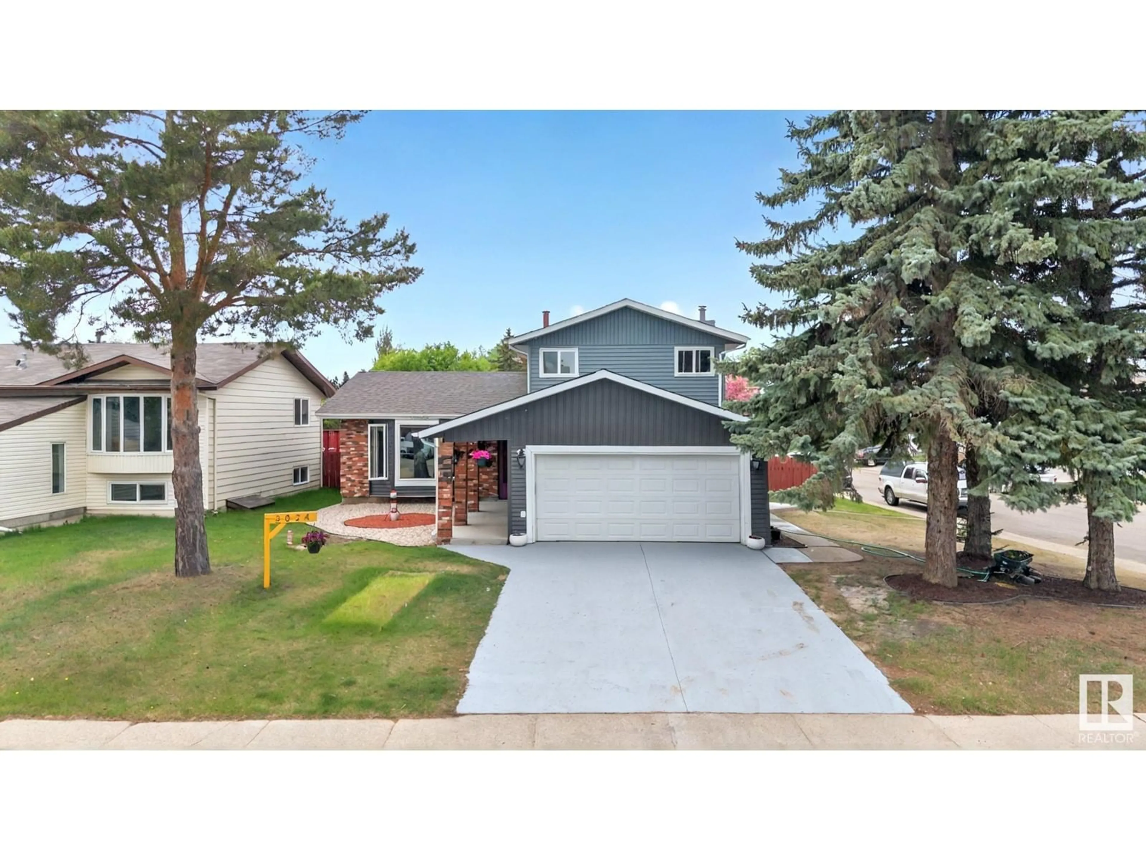 Home with vinyl exterior material, street for 3824 47 ST, Edmonton Alberta T6L5B2