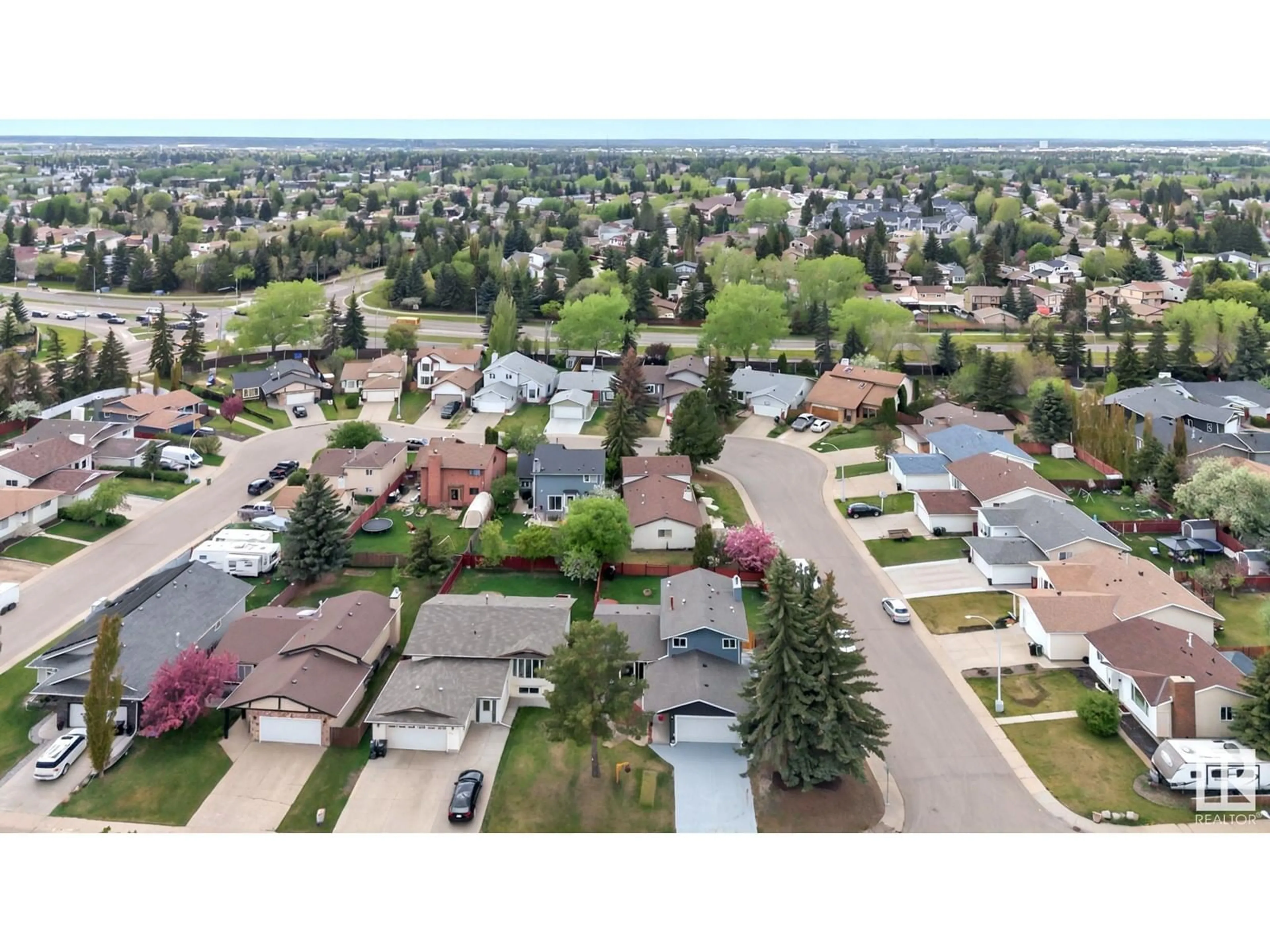A pic from outside/outdoor area/front of a property/back of a property/a pic from drone, street for 3824 47 ST, Edmonton Alberta T6L5B2