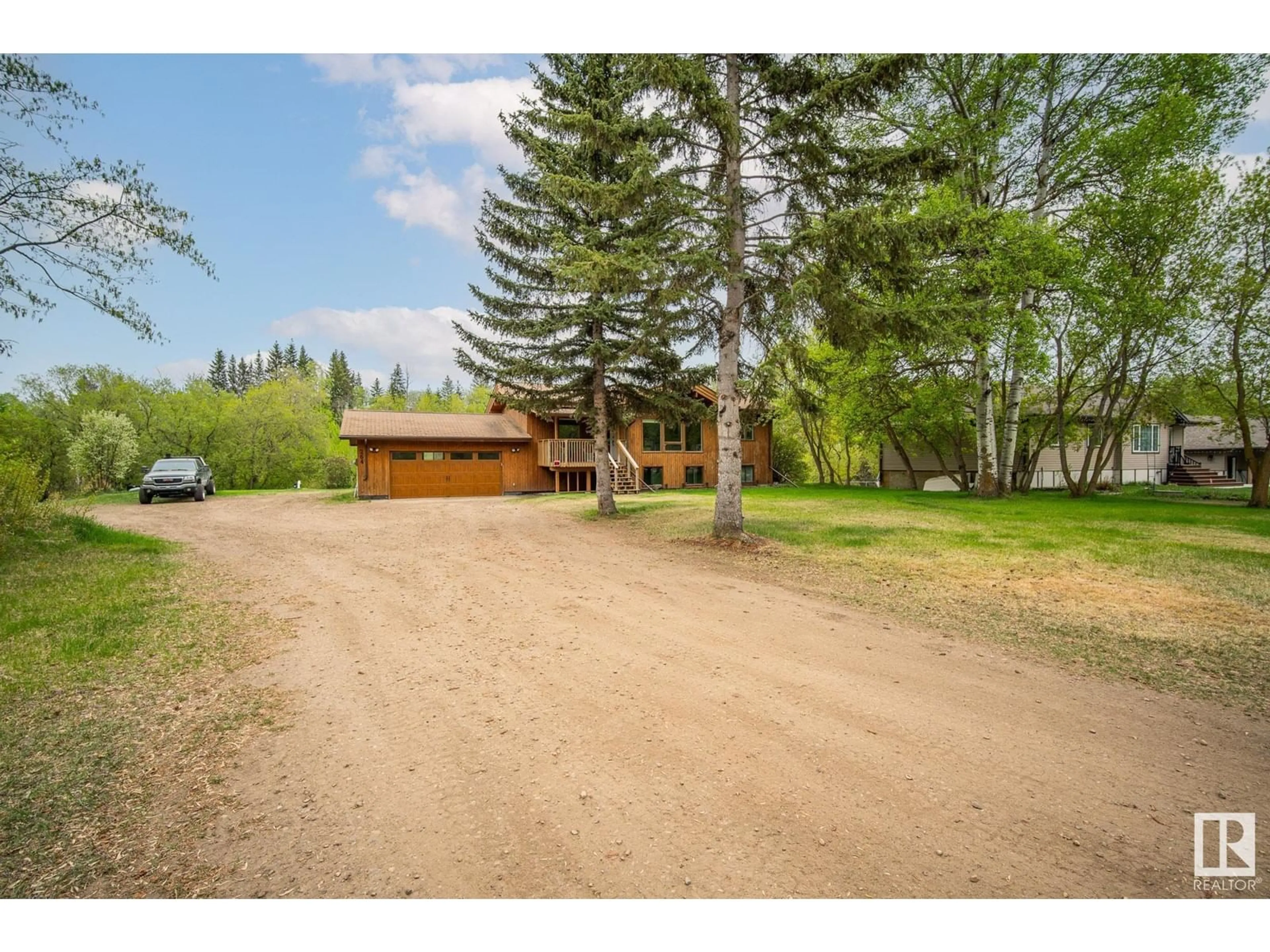 A pic from outside/outdoor area/front of a property/back of a property/a pic from drone, unknown for 264 SOUTH COOKING LAKE RD, Rural Strathcona County Alberta T8E1J1