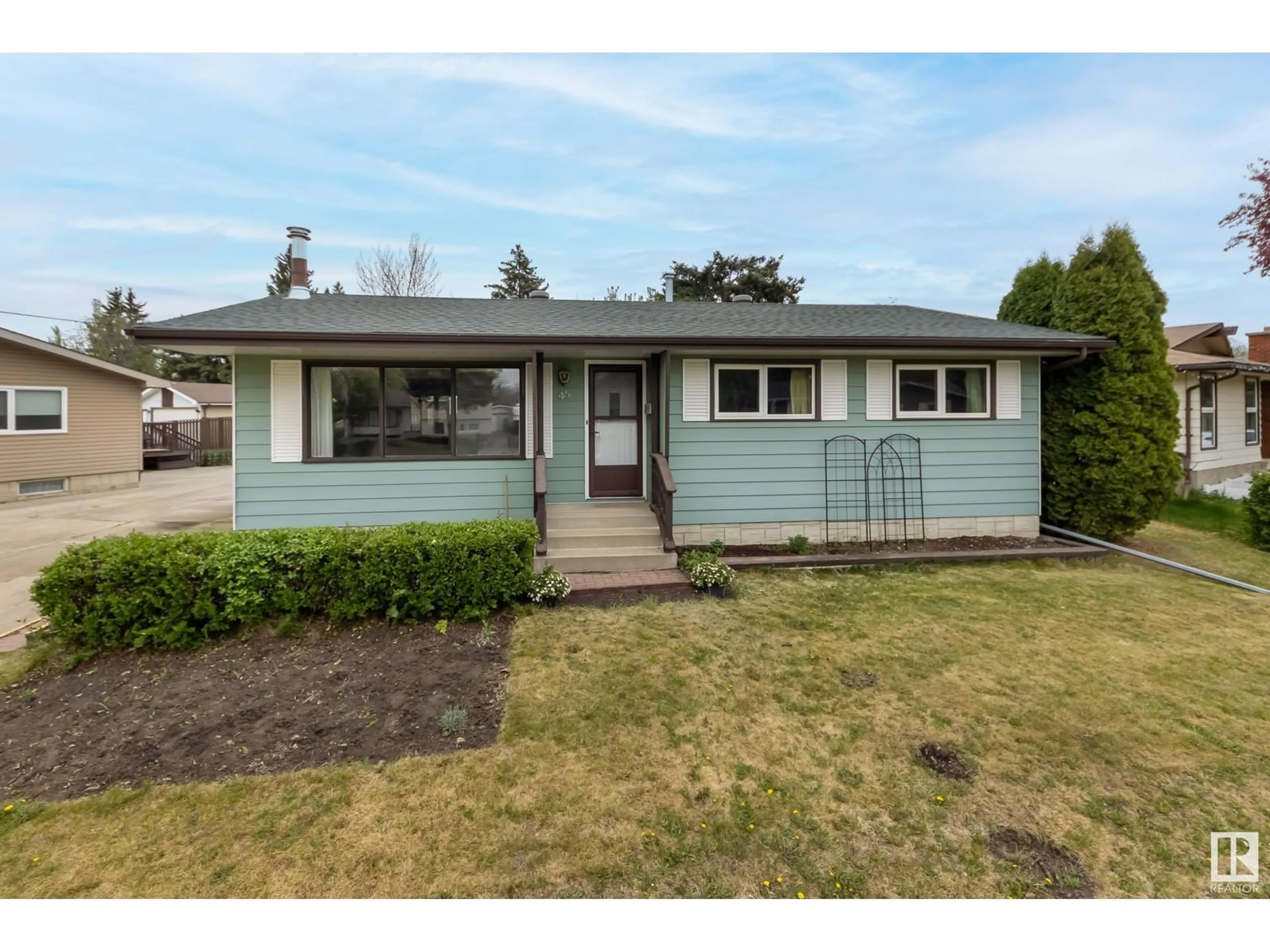 Home with vinyl exterior material, street for 45 MEADOWBROOK RD, Sherwood Park Alberta T8A0P2