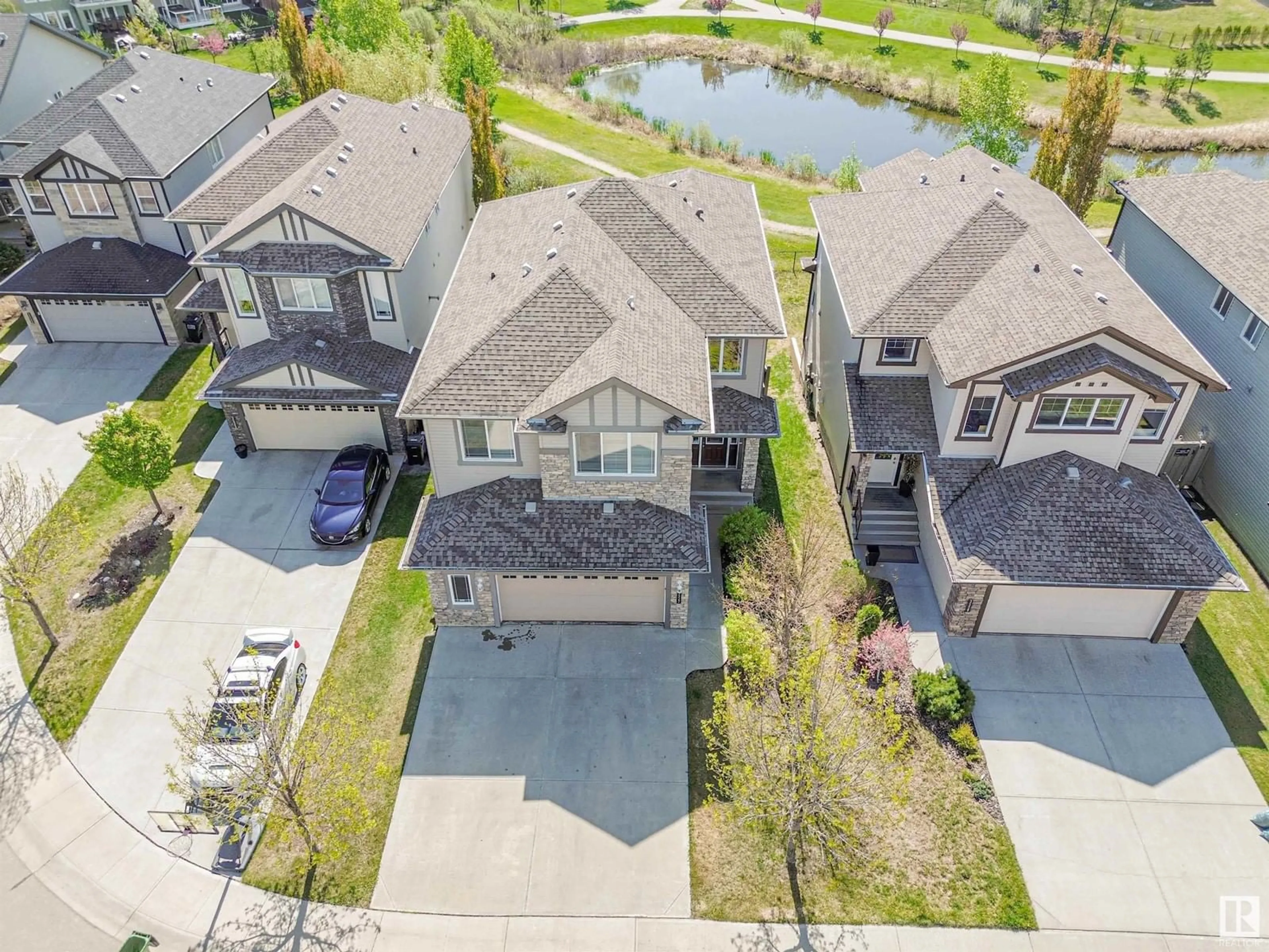A pic from outside/outdoor area/front of a property/back of a property/a pic from drone, street for 3527 CLAIXTON CR, Edmonton Alberta T6W0Z6