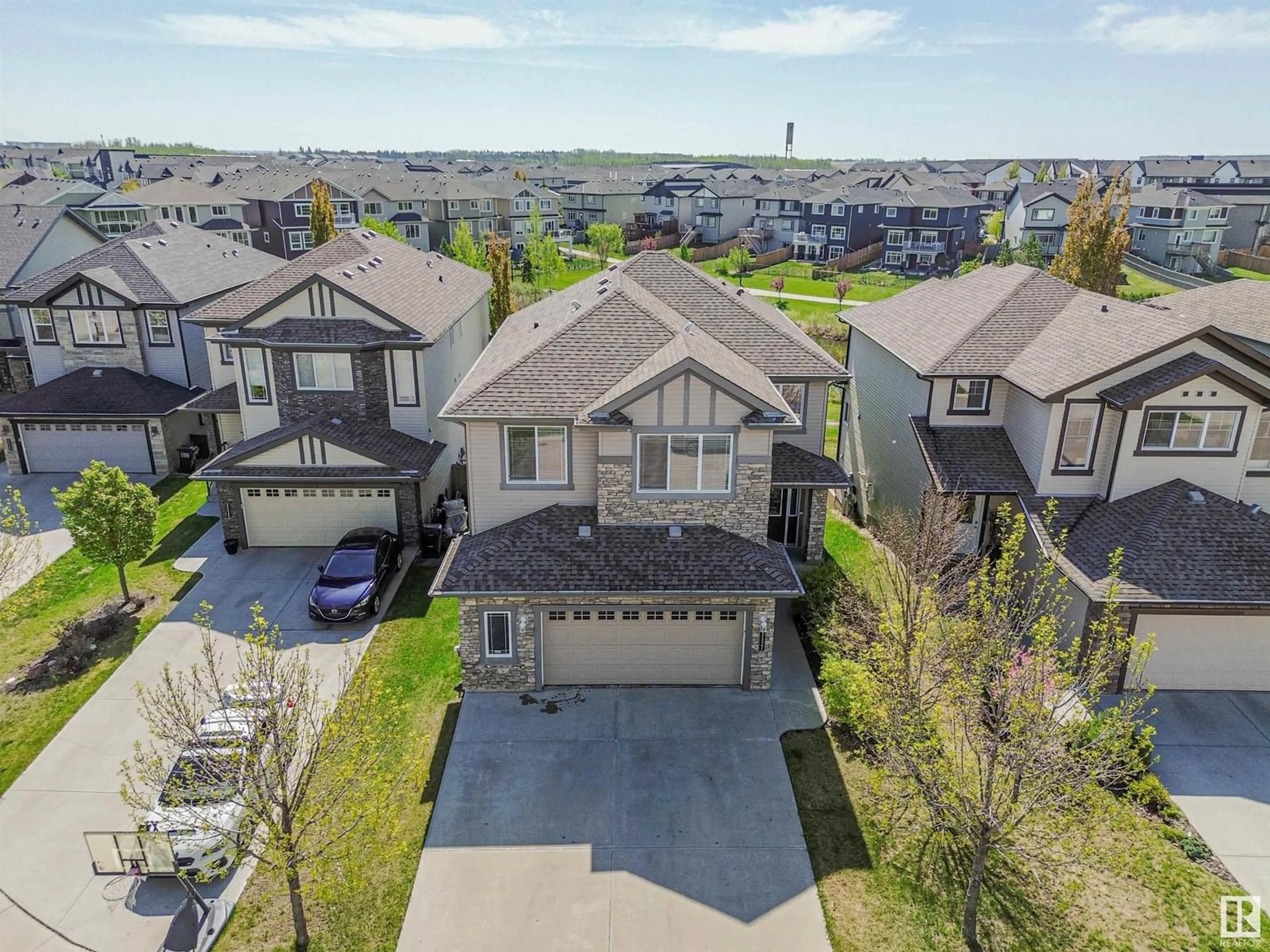A pic from outside/outdoor area/front of a property/back of a property/a pic from drone, street for 3527 CLAIXTON CR, Edmonton Alberta T6W0Z6