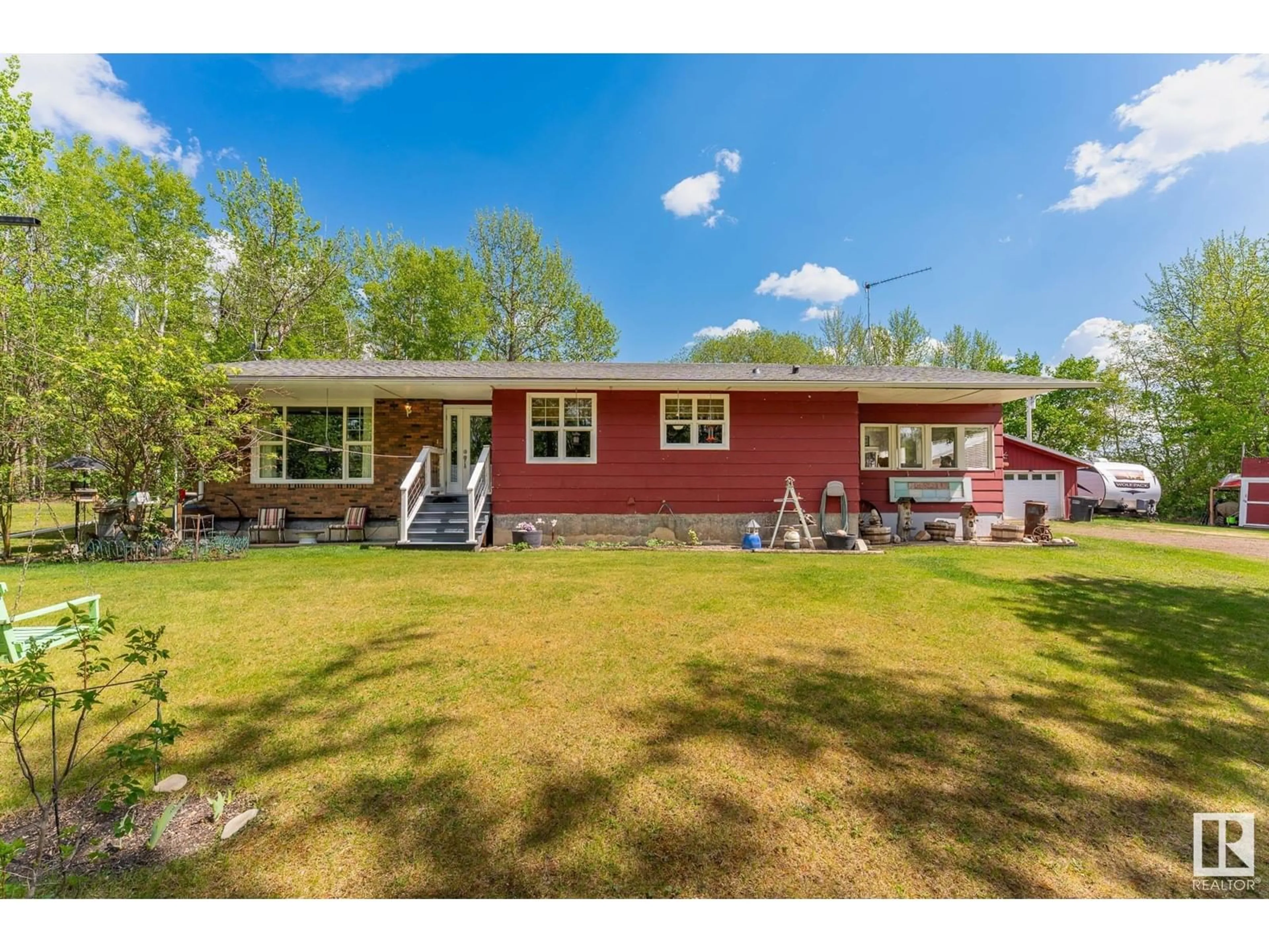 A pic from outside/outdoor area/front of a property/back of a property/a pic from drone, unknown for 54259 RGE ROAD 210, Rural Strathcona County Alberta T8L3Z1