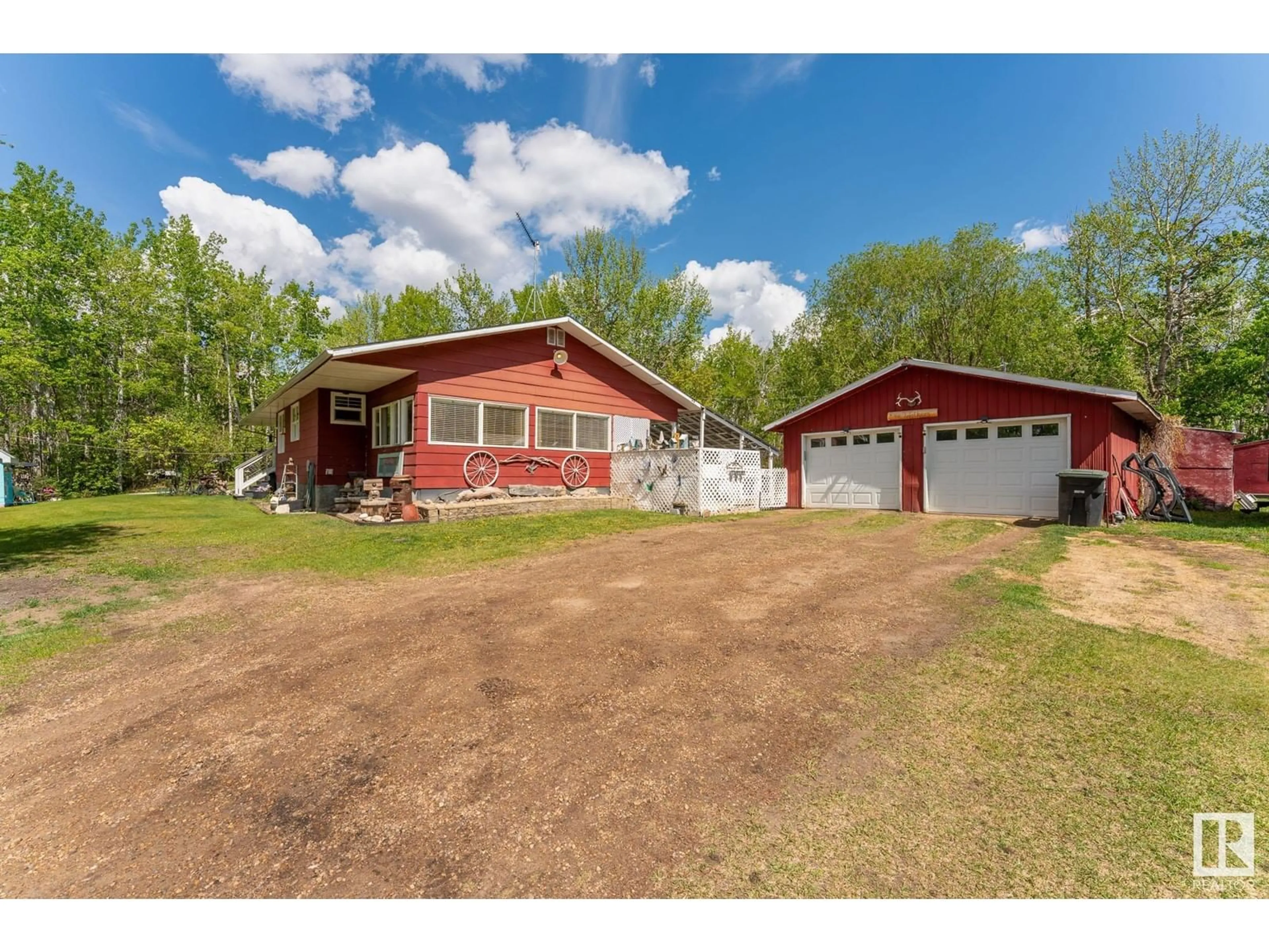 A pic from outside/outdoor area/front of a property/back of a property/a pic from drone, building for 54259 RGE ROAD 210, Rural Strathcona County Alberta T8L3Z1