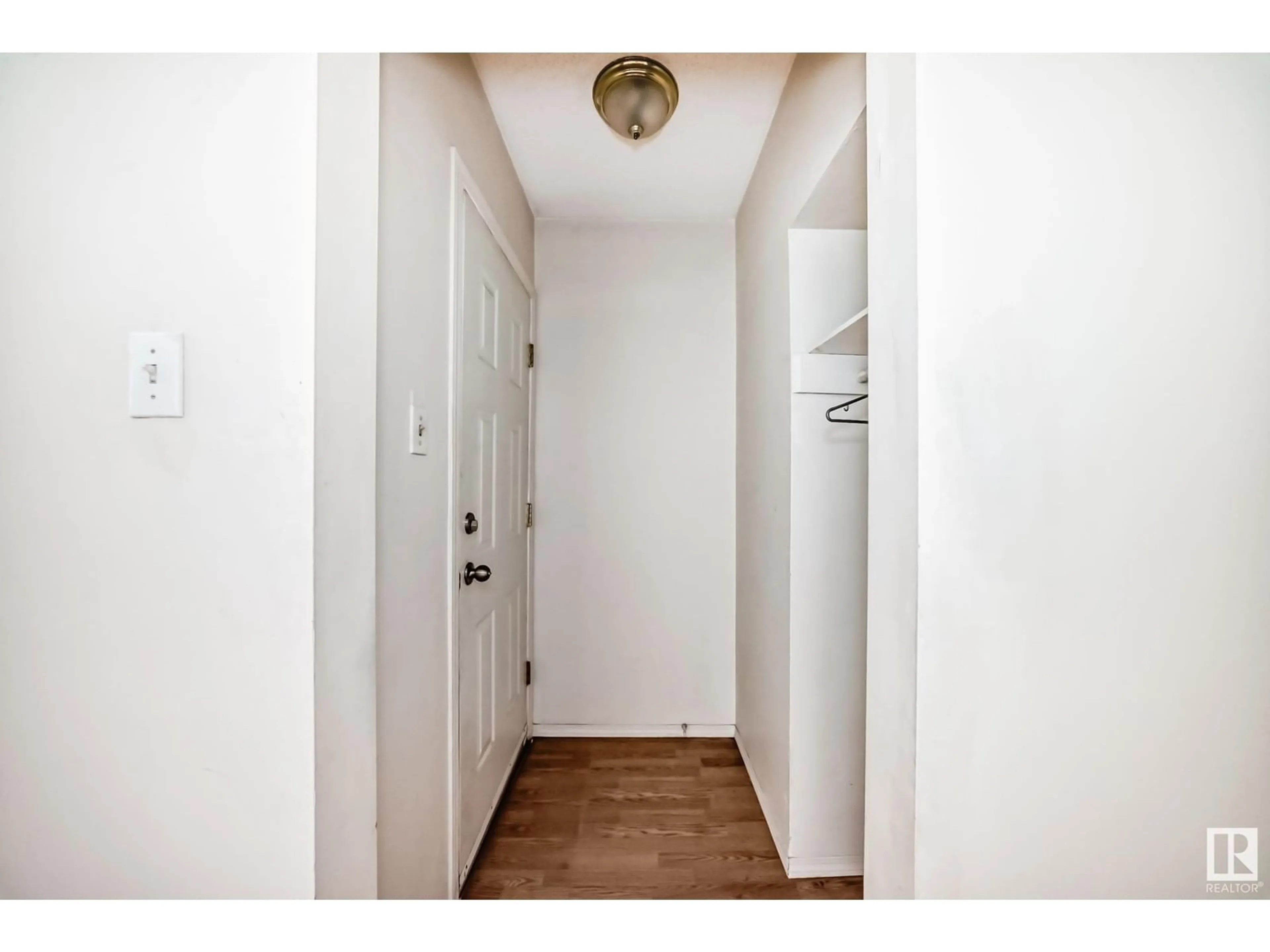Indoor entryway for 11015 96 ST, Edmonton Alberta T5H2K7