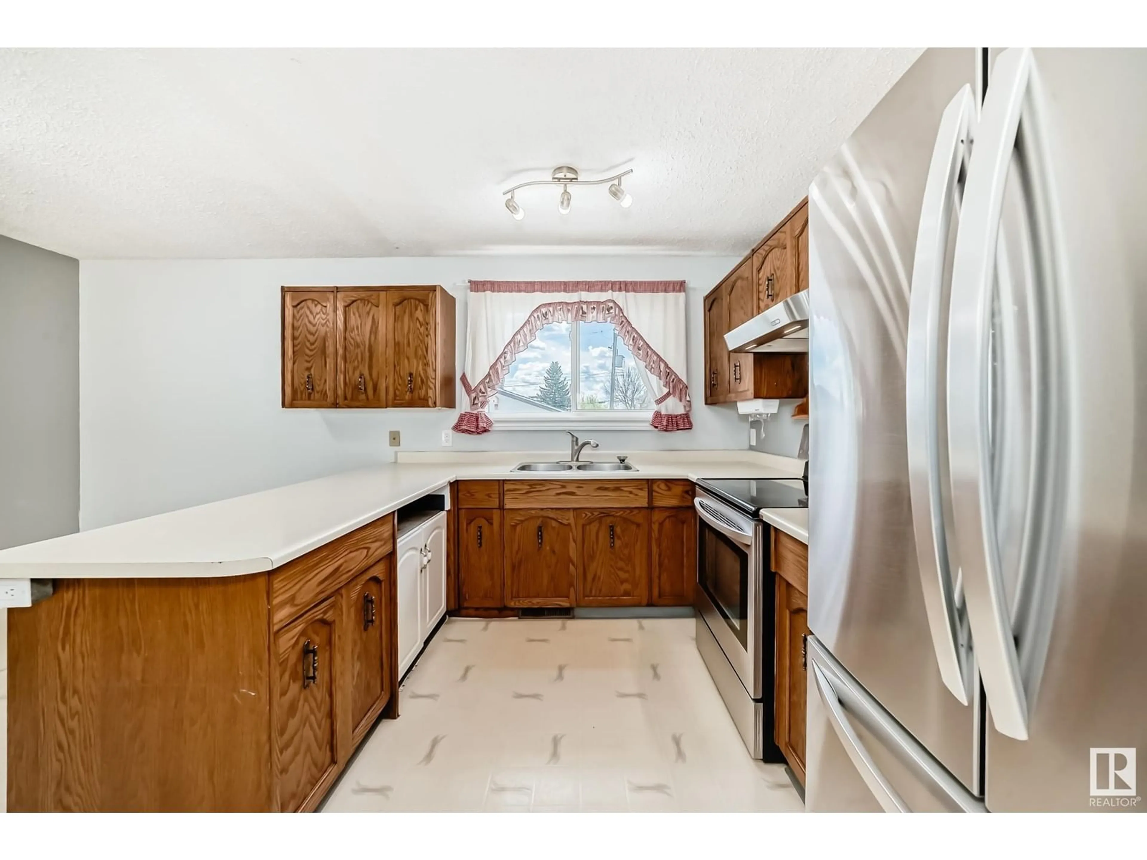 Standard kitchen, ceramic/tile floor for 5013 55 AV, Wabamun Alberta T0E2K0
