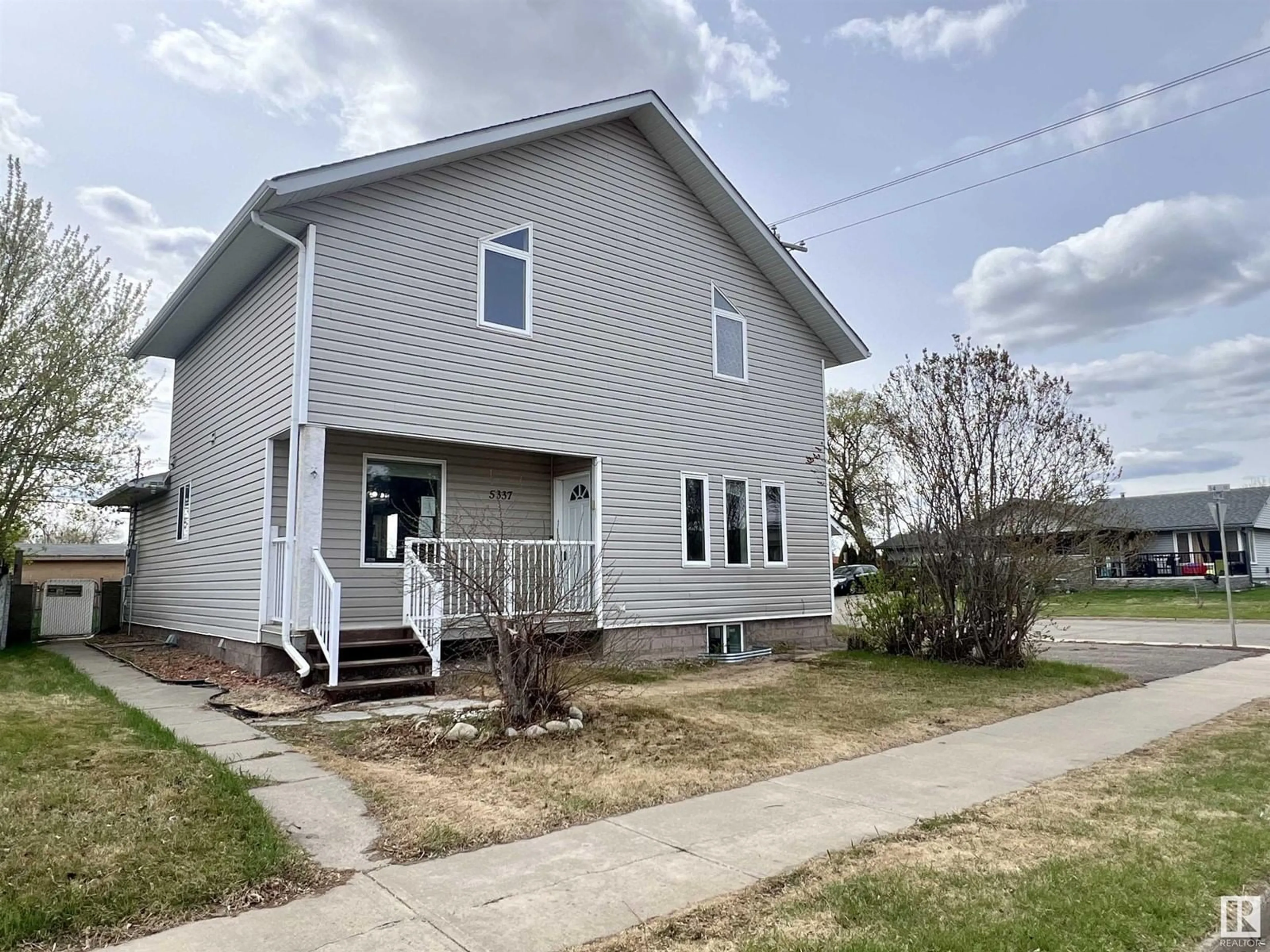 Home with vinyl exterior material, building for 5337 51 AV, St. Paul Town Alberta T0A3A1