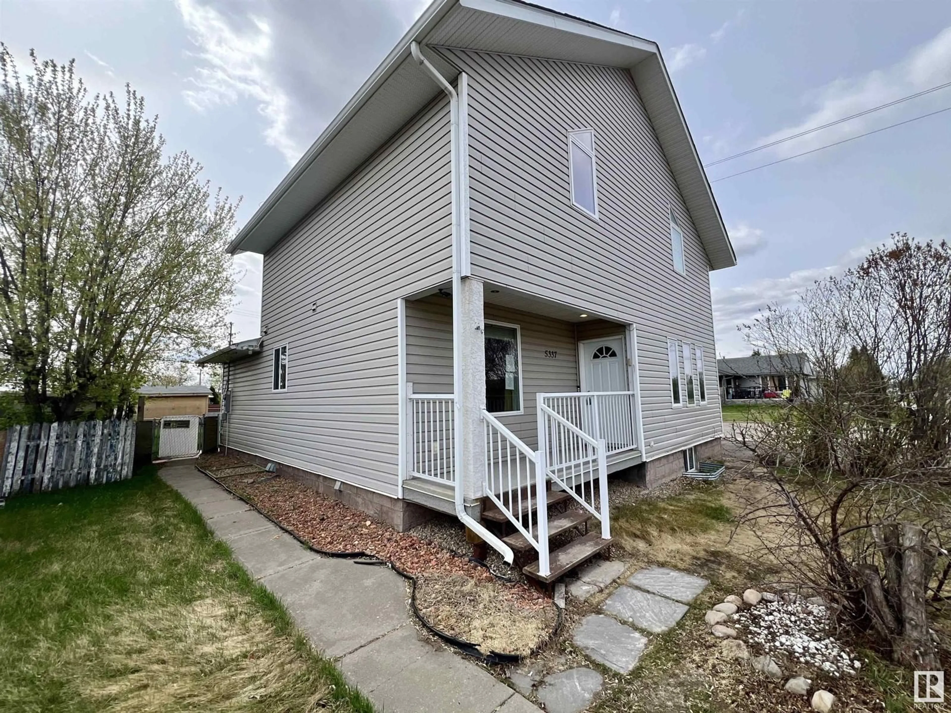 Home with vinyl exterior material, street for 5337 51 AV, St. Paul Town Alberta T0A3A1