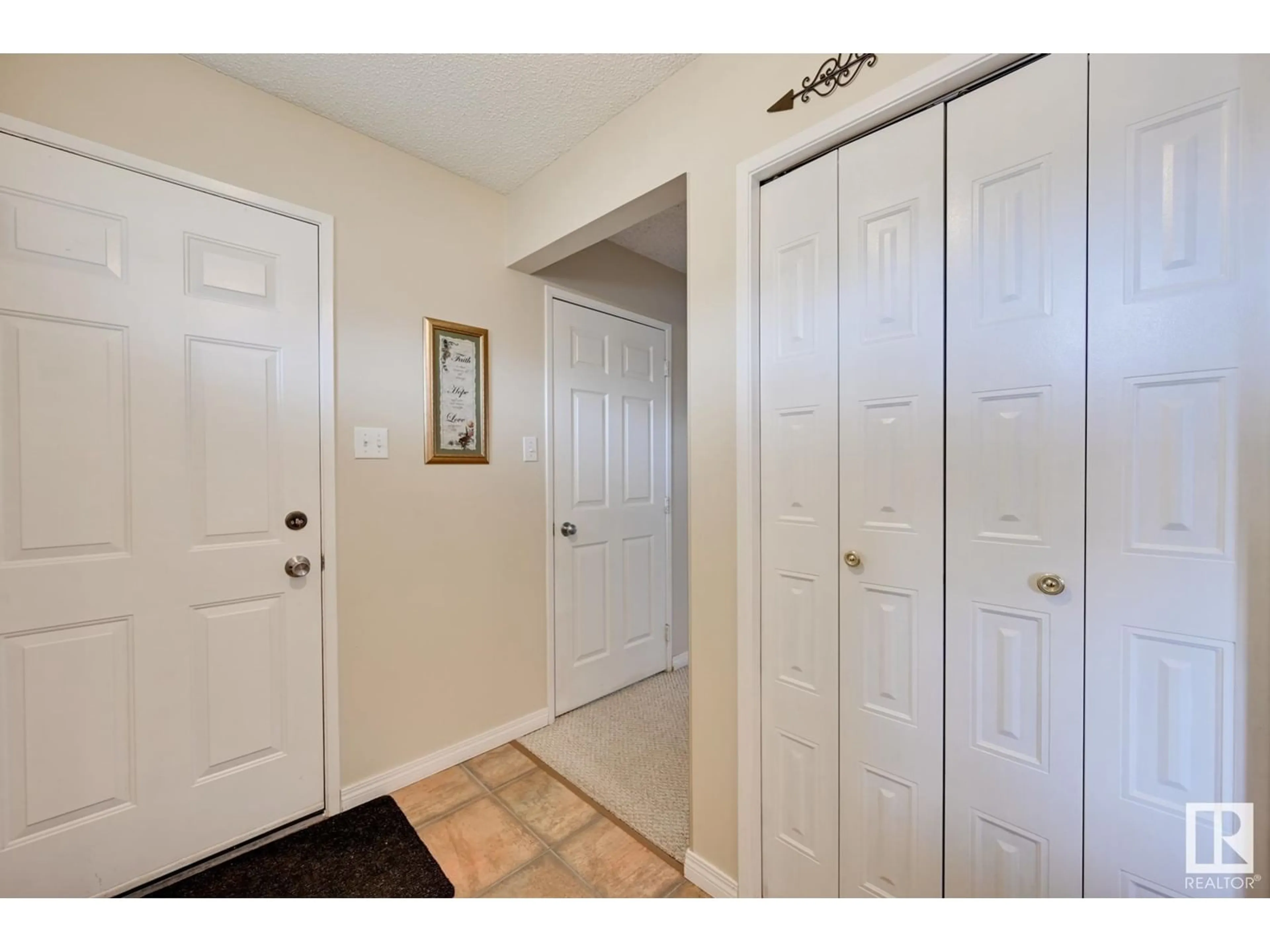 Indoor entryway for 10440 16 AVENUE AVENUE, Edmonton Alberta T6J5N8