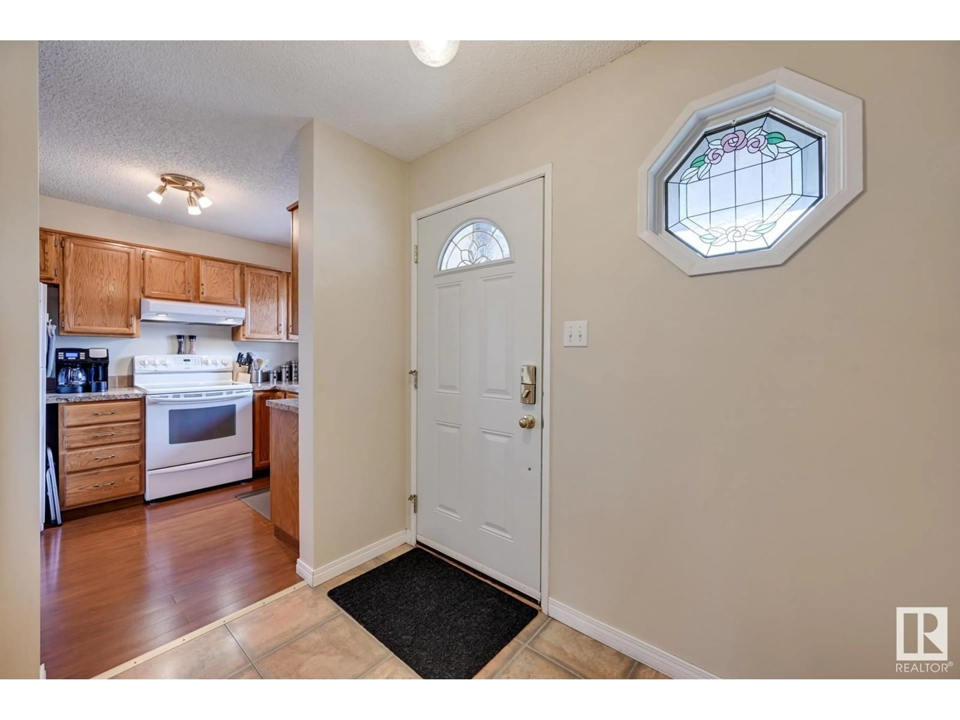 Indoor entryway for 10440 16 AVENUE AVENUE, Edmonton Alberta T6J5N8