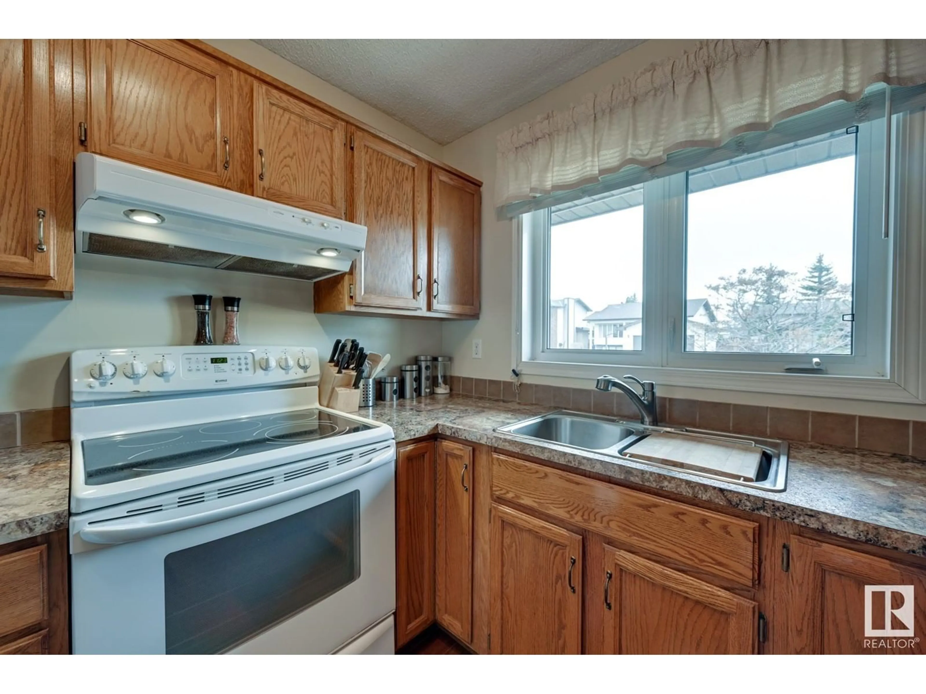 Standard kitchen, unknown for 10440 16 AVENUE AVENUE, Edmonton Alberta T6J5N8