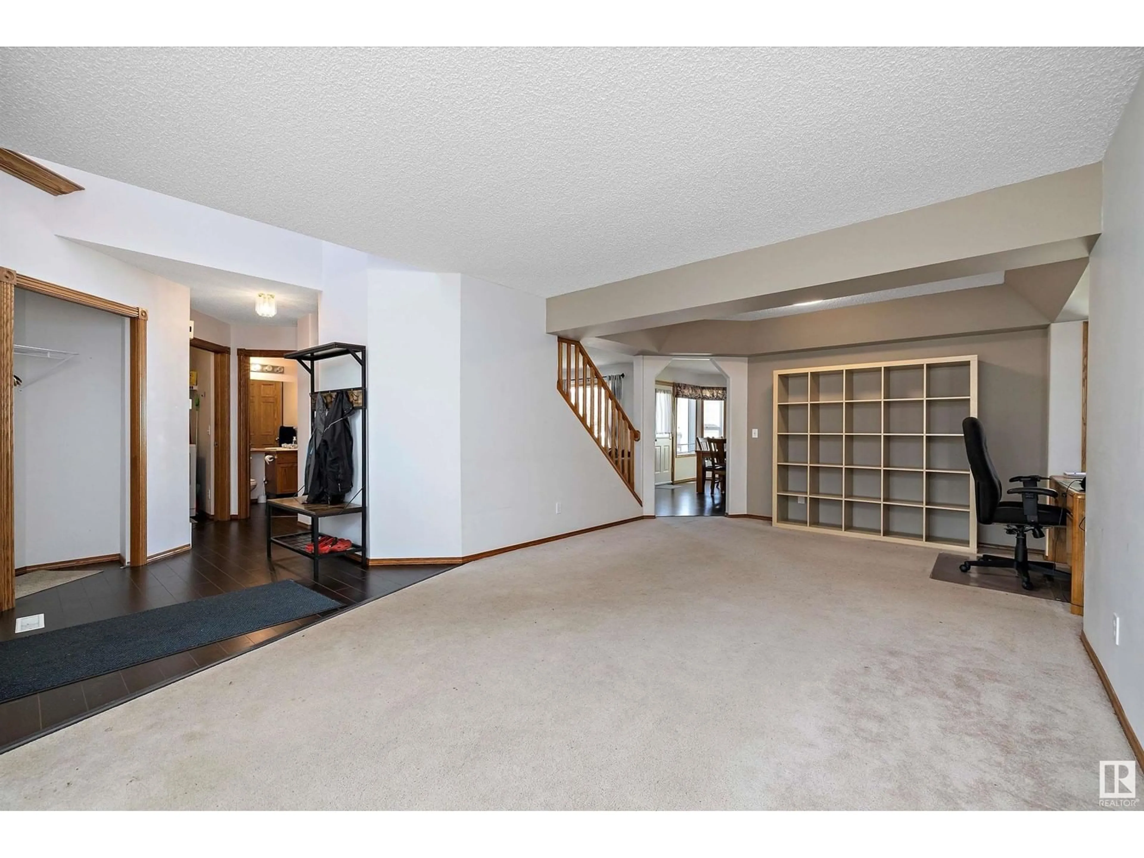 Indoor foyer for 371 LILAC LN, Sherwood Park Alberta T8H1V9