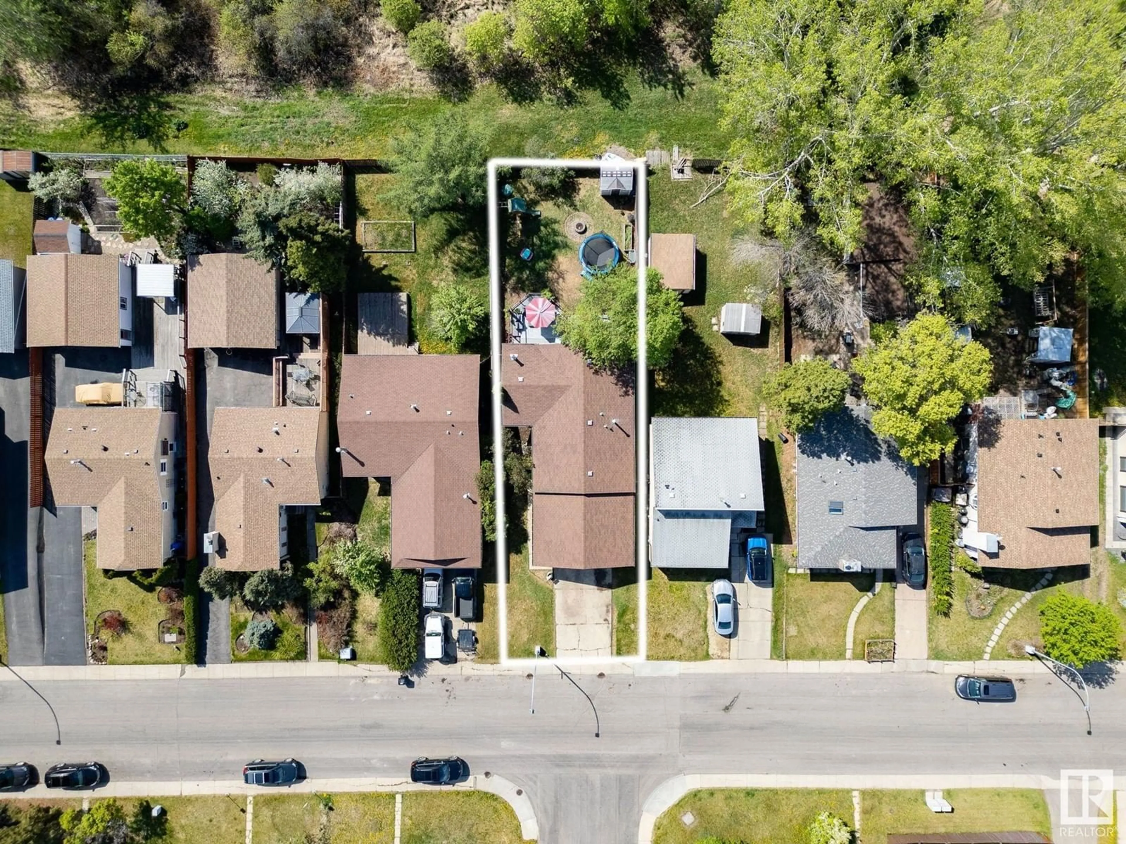 A pic from outside/outdoor area/front of a property/back of a property/a pic from drone, street for 5931 10 AV, Edmonton Alberta T6L3A5