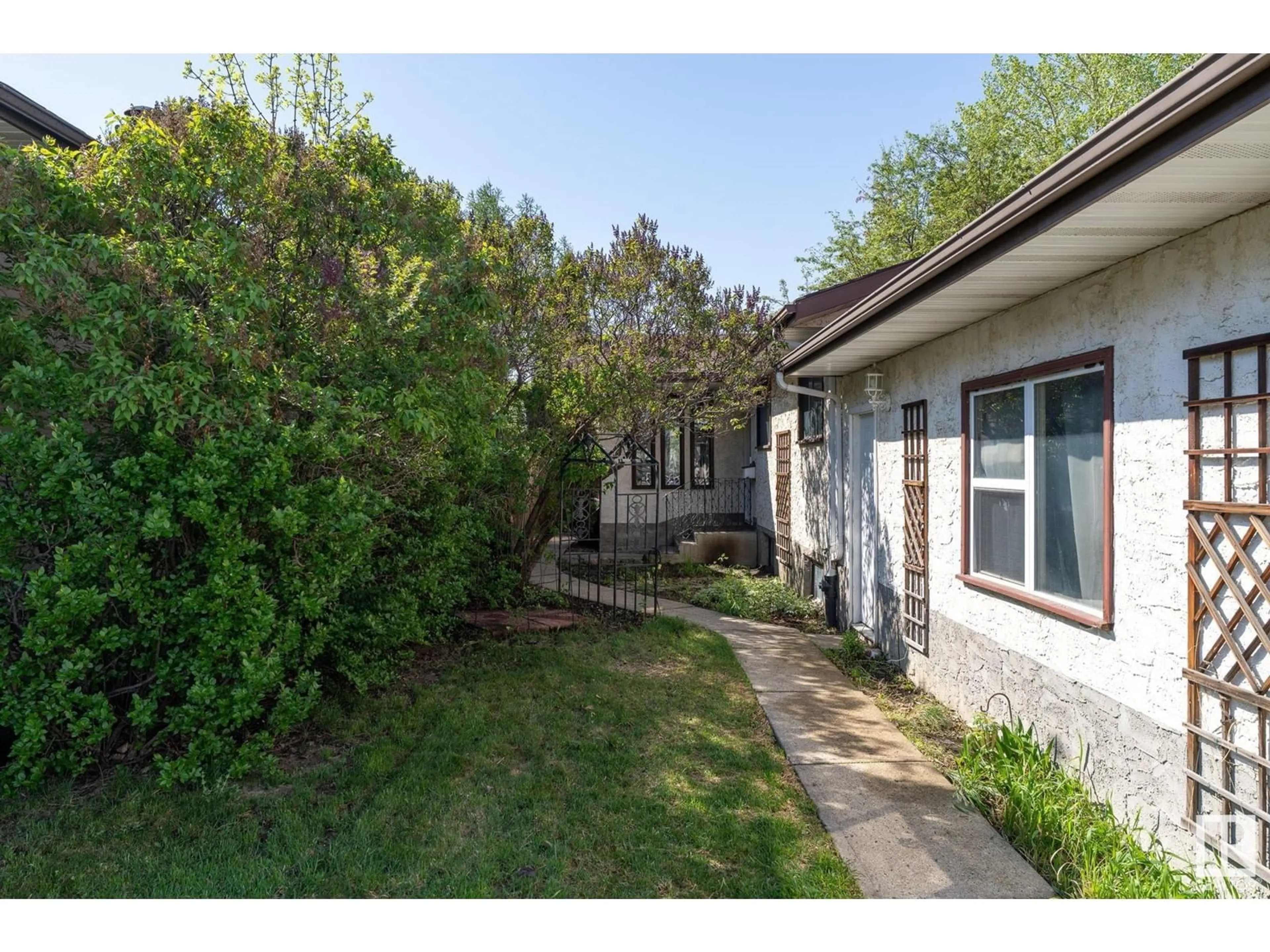 A pic from outside/outdoor area/front of a property/back of a property/a pic from drone, street for 5931 10 AV, Edmonton Alberta T6L3A5