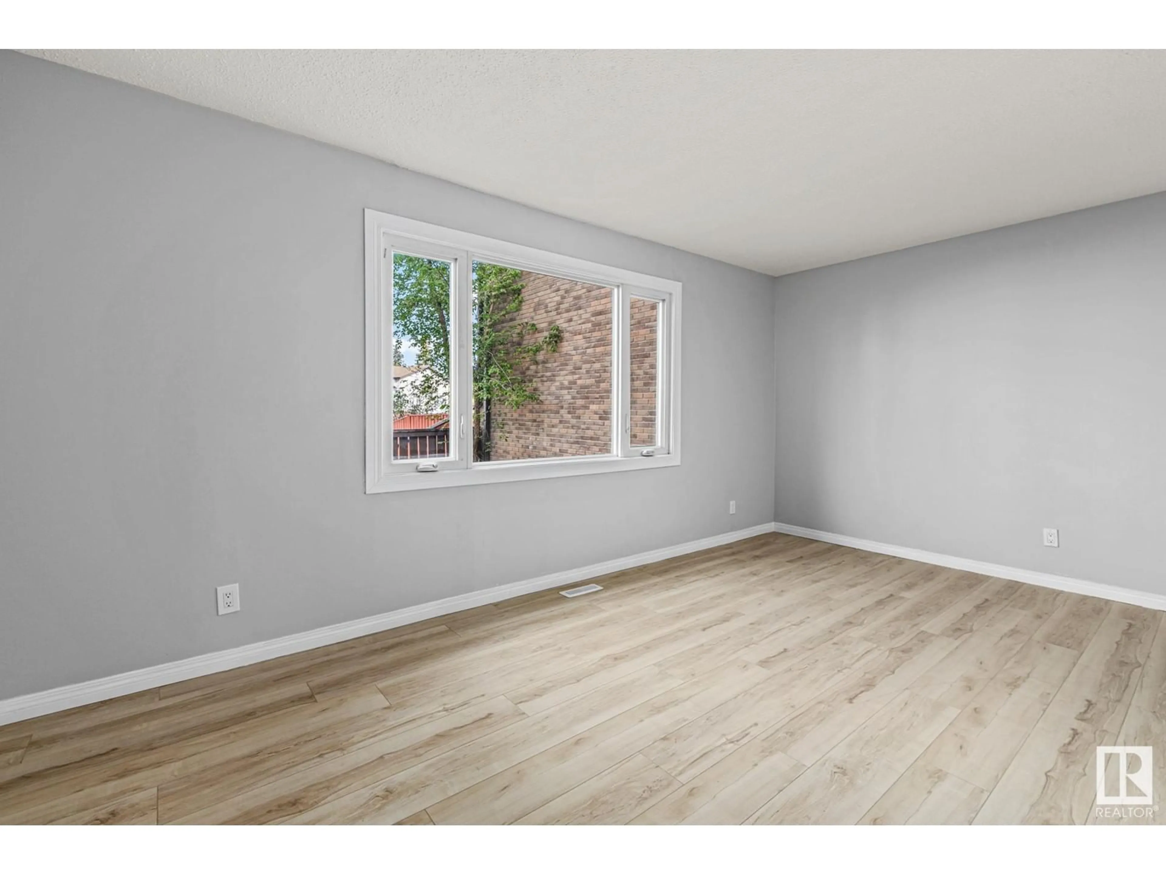 A pic of a room for #10 - 14320 80 ST, Edmonton Alberta T5C1L6