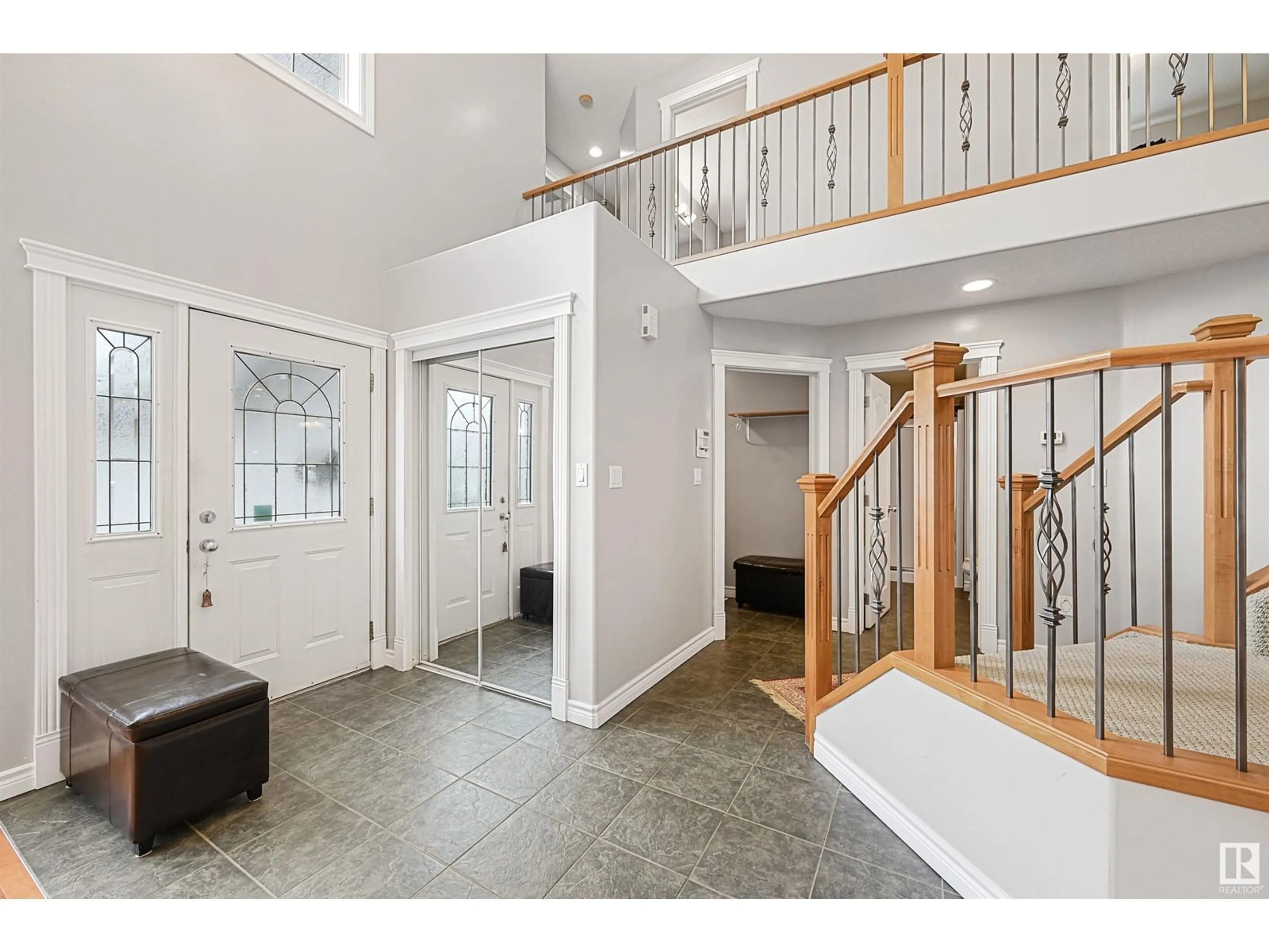 Indoor entryway for 741 HALIBURTON CR, Edmonton Alberta T6R2Z7