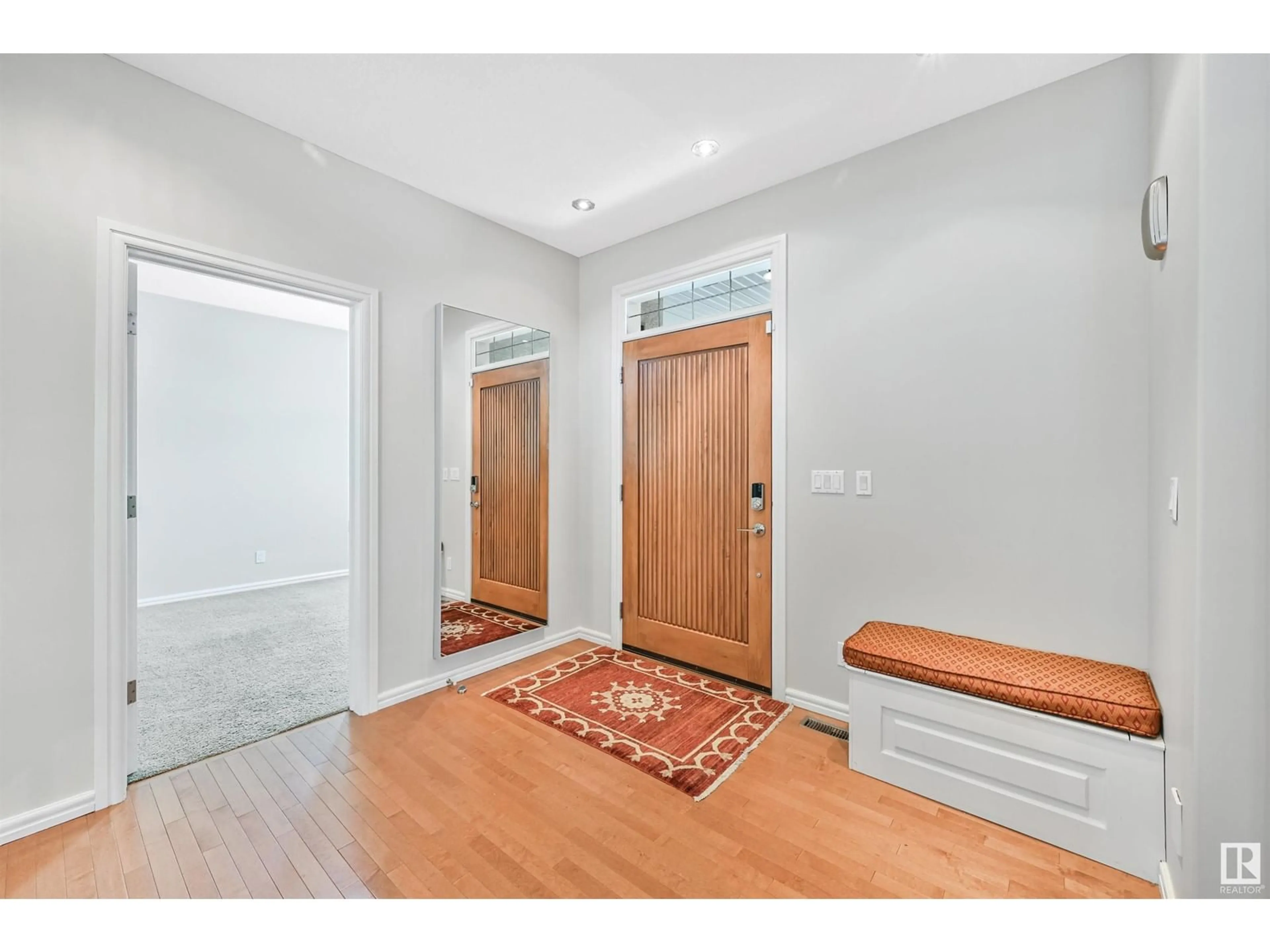 Indoor entryway for 889 HOLLANDS LANDING LD, Edmonton Alberta T6R3L2