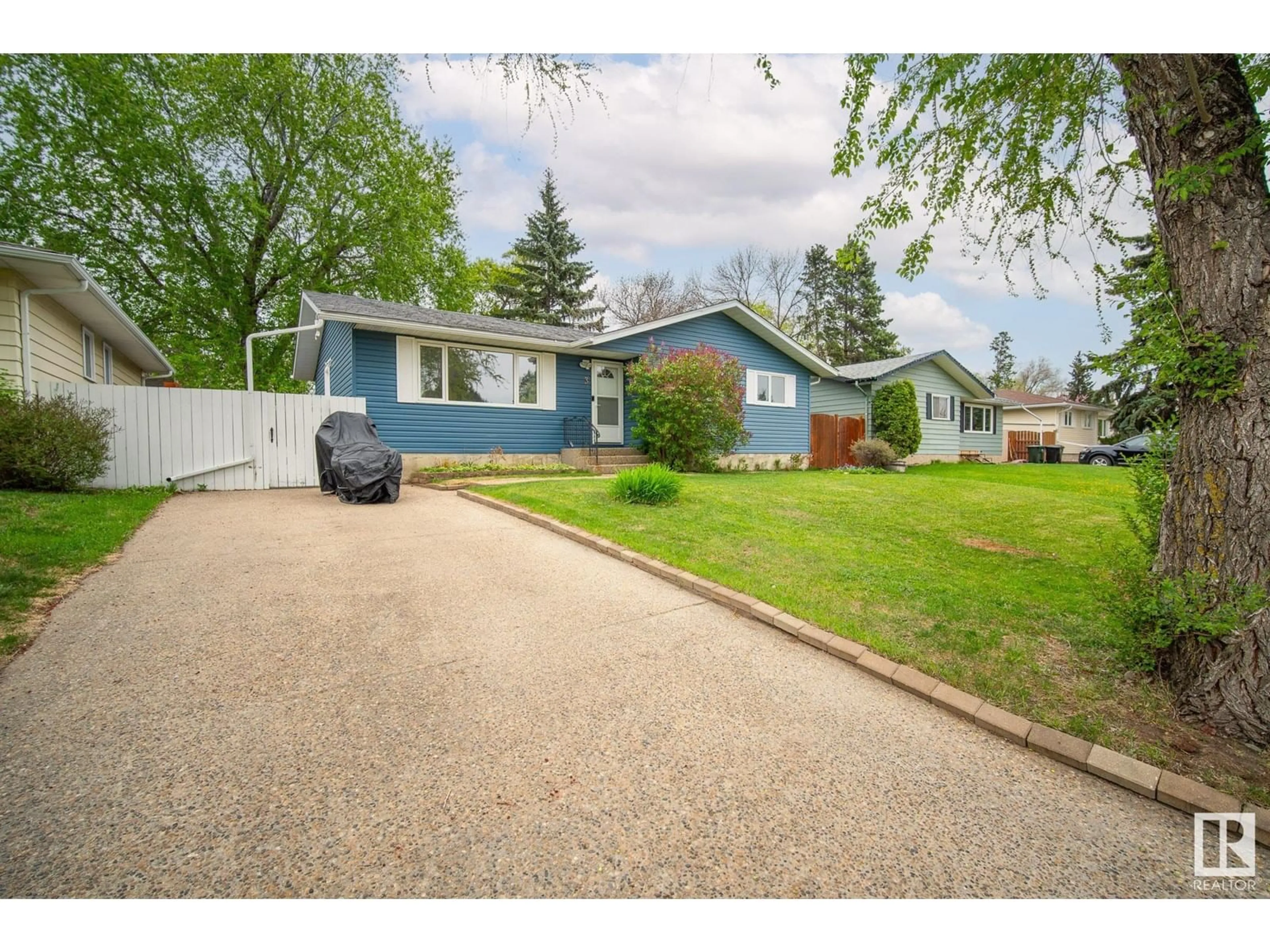 A pic from outside/outdoor area/front of a property/back of a property/a pic from drone, street for 3 MENLO CR, Sherwood Park Alberta T8A0R8