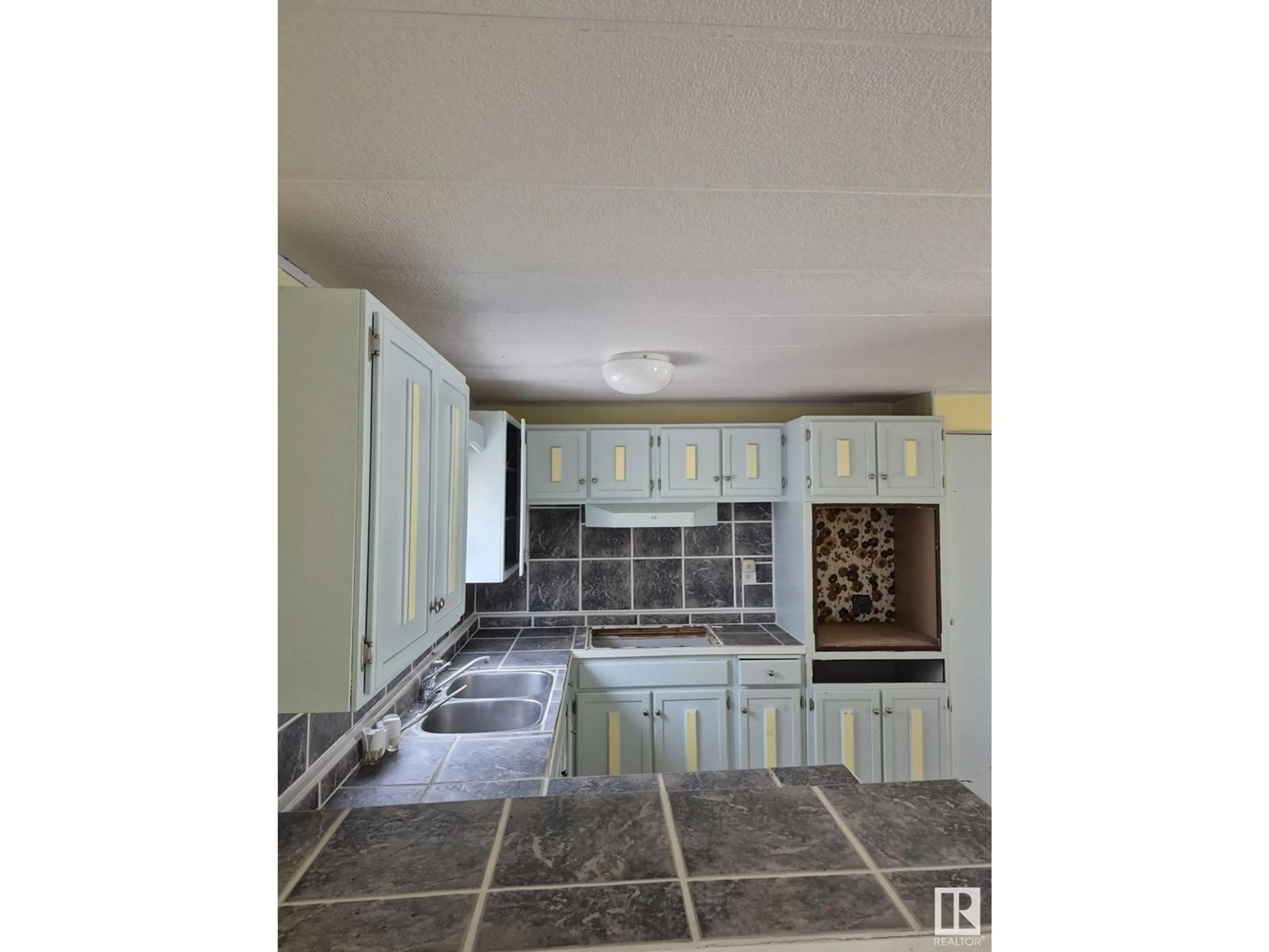 Standard kitchen, ceramic/tile floor for 5316 46B ST, Evansburg Alberta T0E0T0