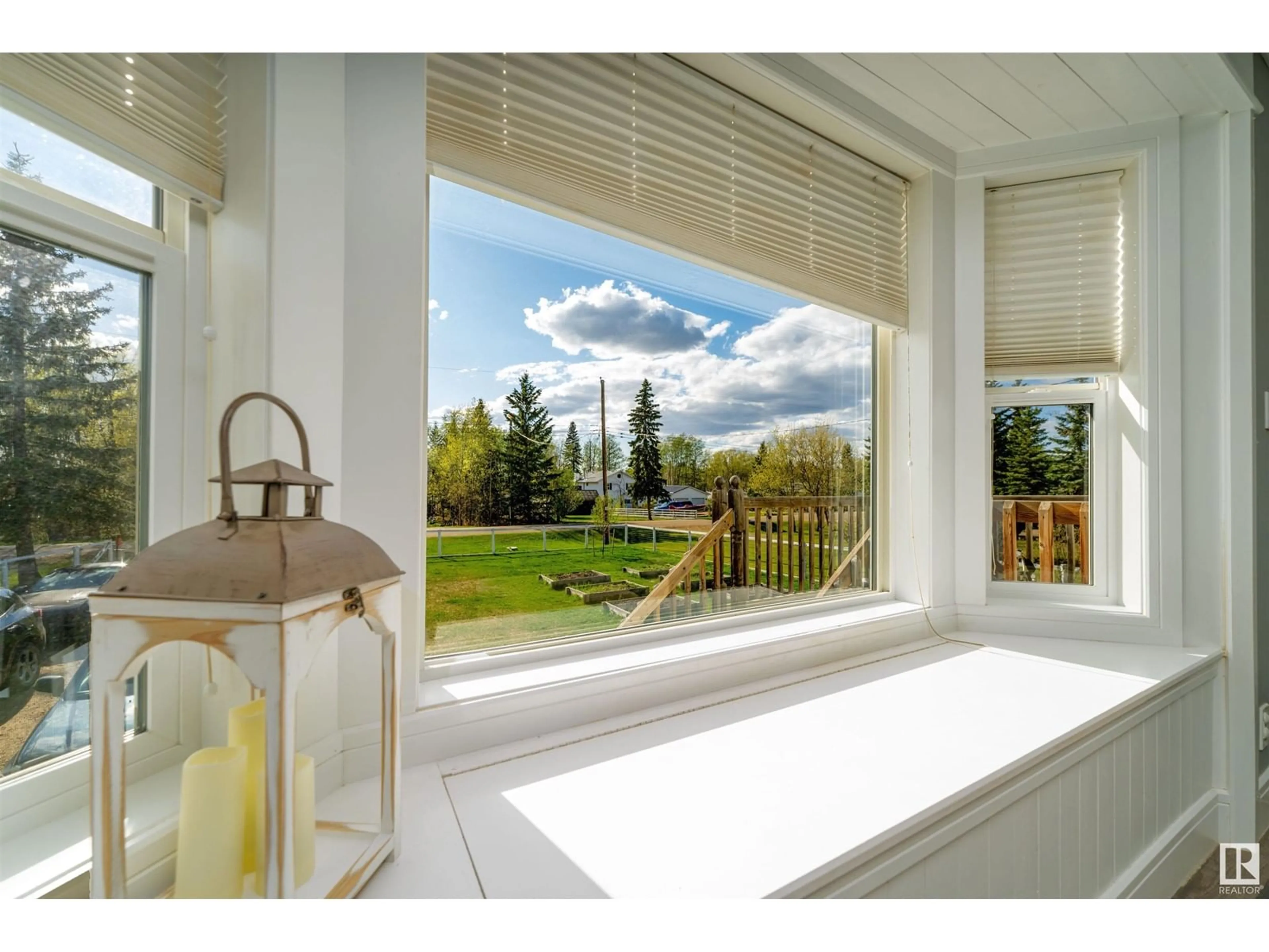 Contemporary bathroom, ceramic/tile floor for 21 - 52343 RGE ROAD 211, Rural Strathcona County Alberta T8G1A6