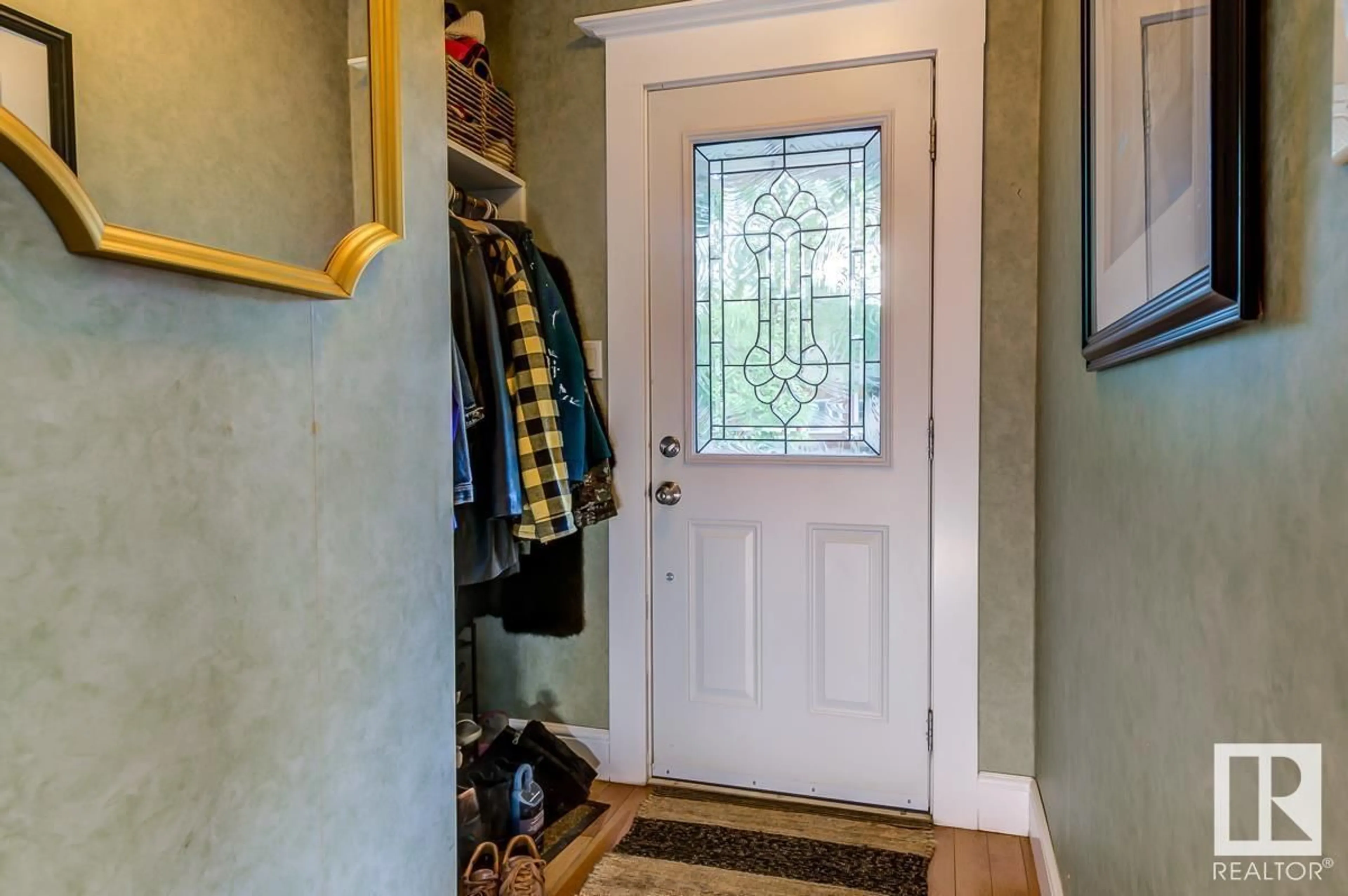 Indoor entryway for 10950 73 AV, Edmonton Alberta T6G0C2