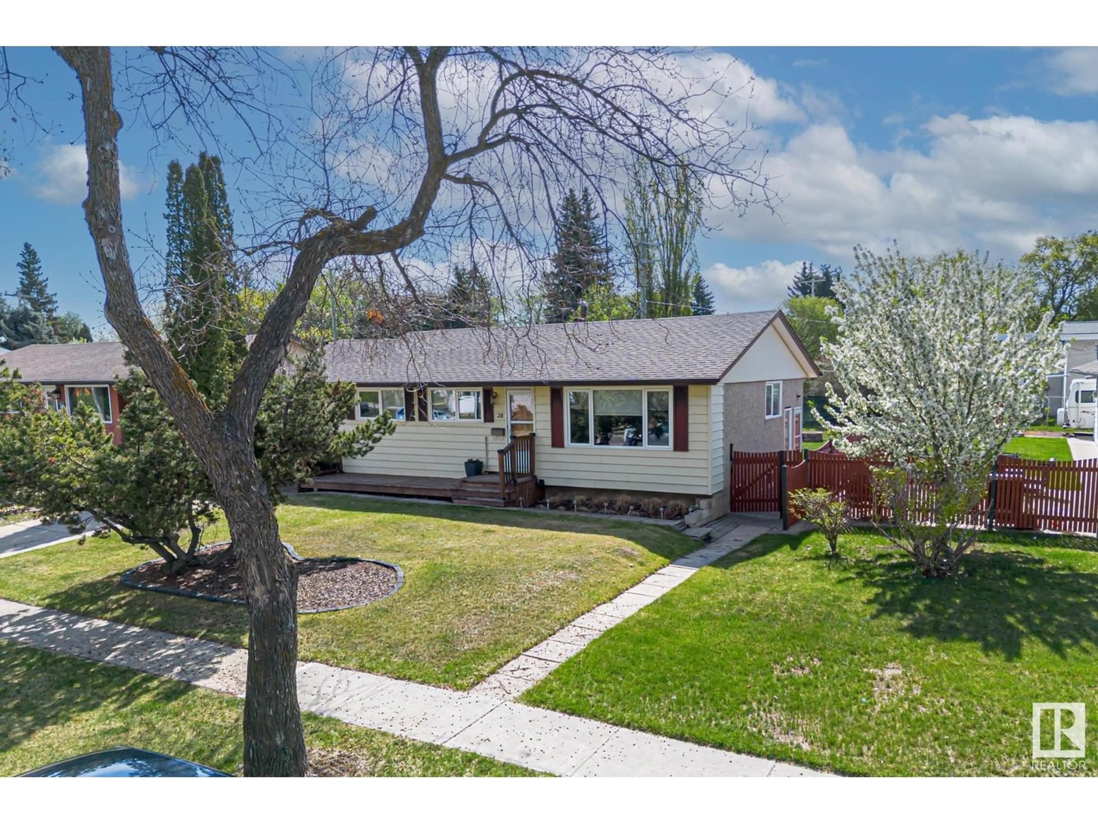 A pic from outside/outdoor area/front of a property/back of a property/a pic from drone, street for 28 GRANDVILLE AV, St. Albert Alberta T8N0A9