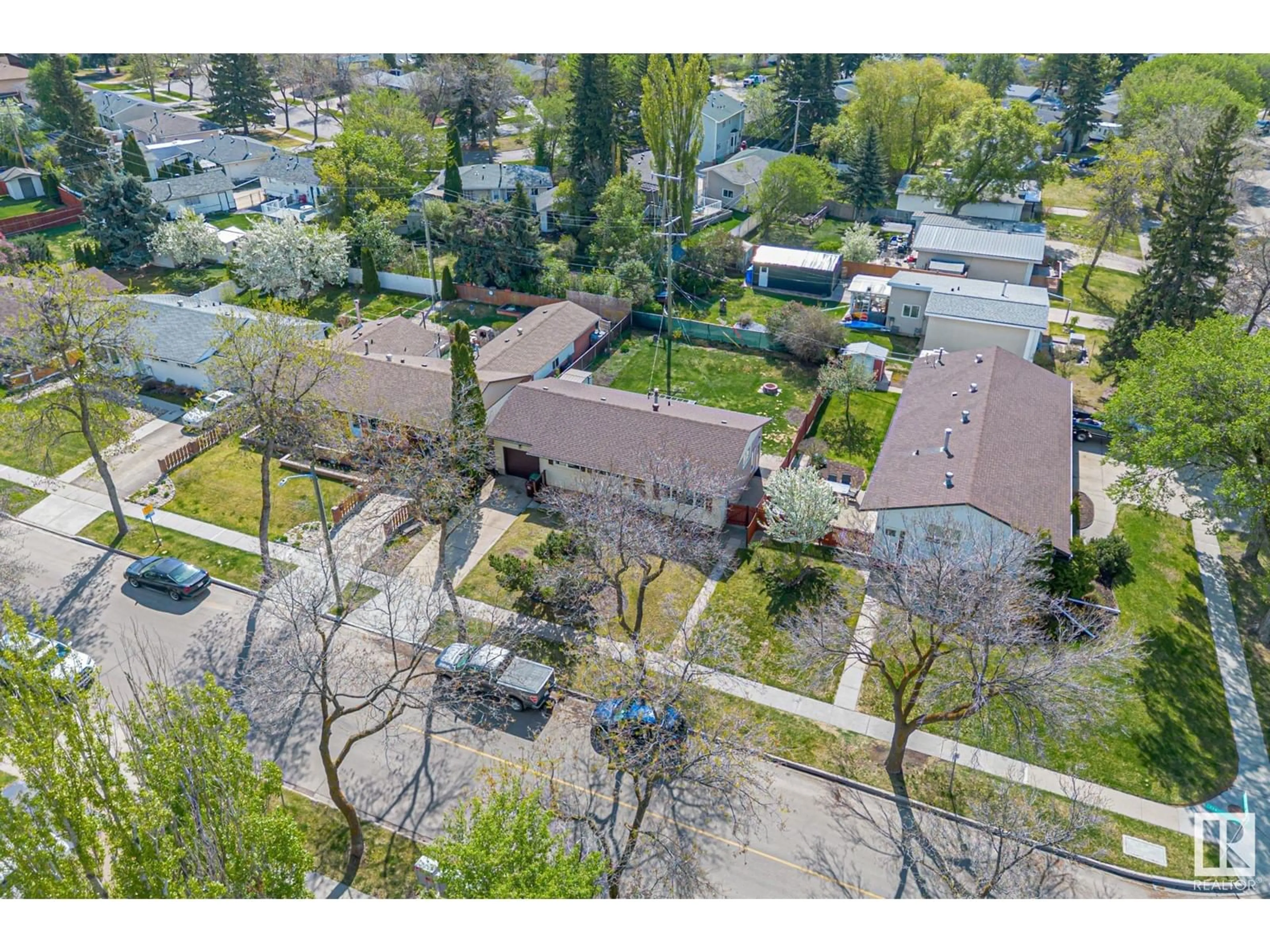 A pic from outside/outdoor area/front of a property/back of a property/a pic from drone, street for 28 GRANDVILLE AV, St. Albert Alberta T8N0A9
