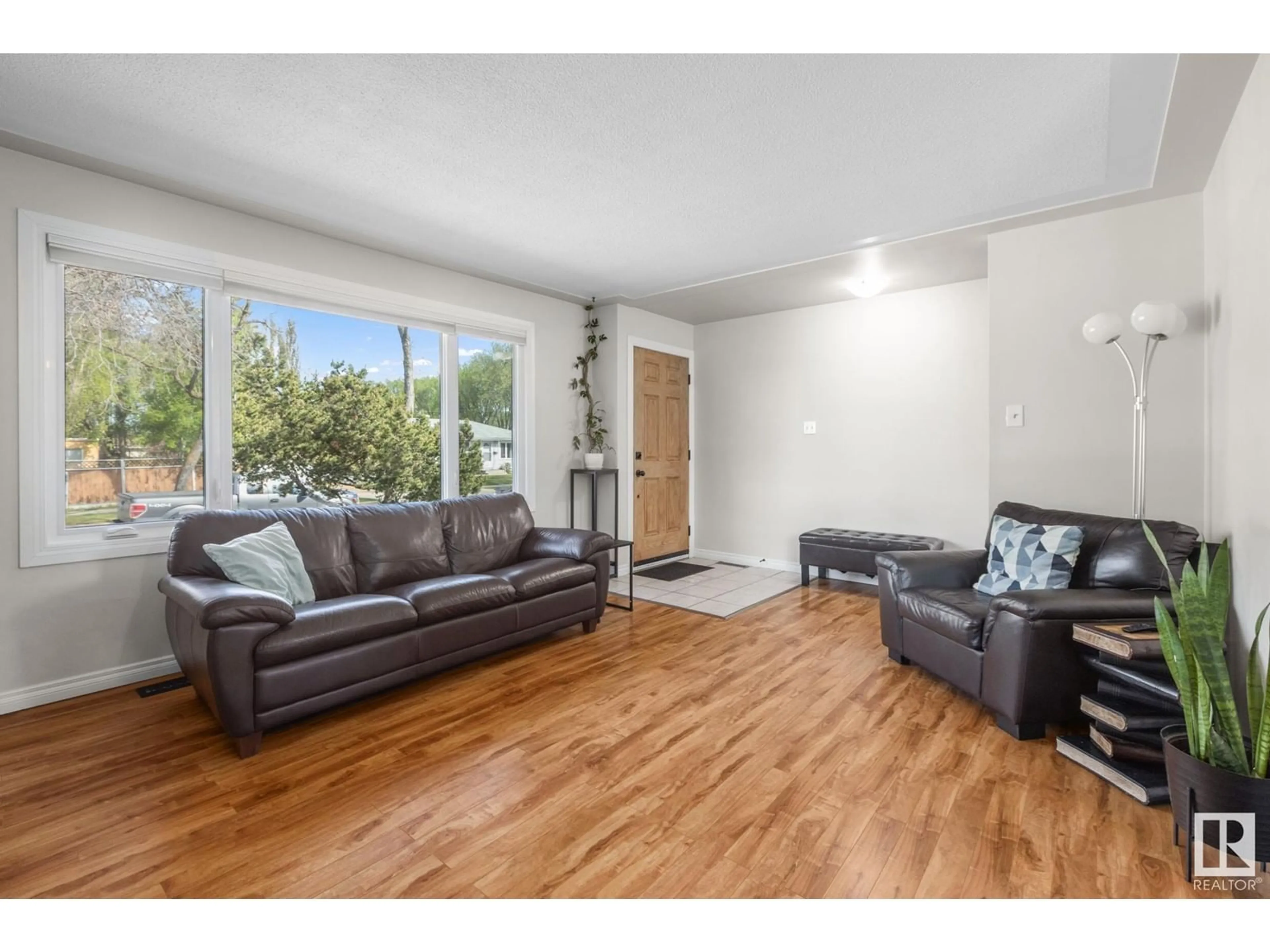 Living room with furniture, wood/laminate floor for 28 GRANDVILLE AV, St. Albert Alberta T8N0A9