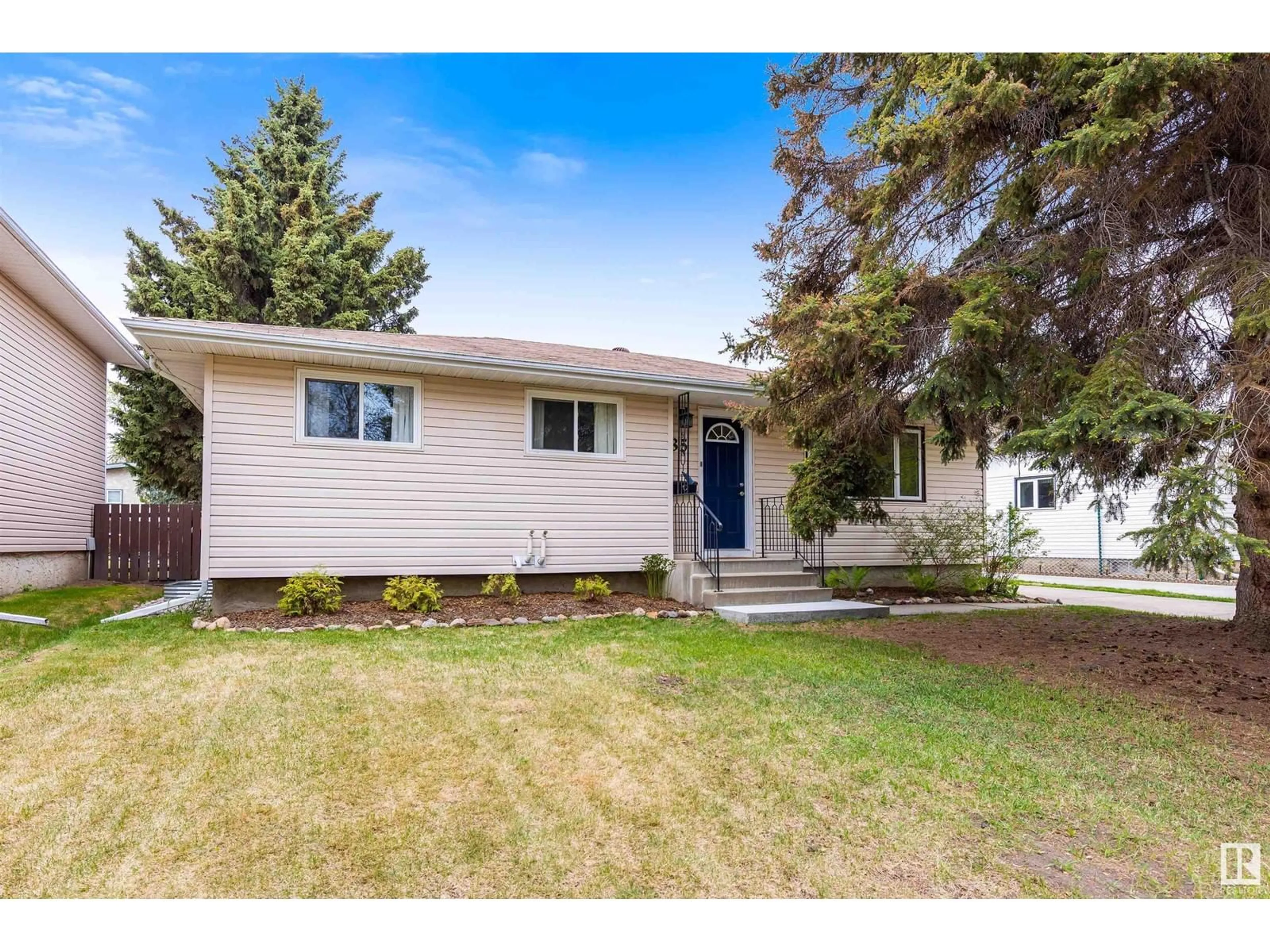Home with vinyl exterior material, street for 35 FENWICK CR, St. Albert Alberta T8N1W5