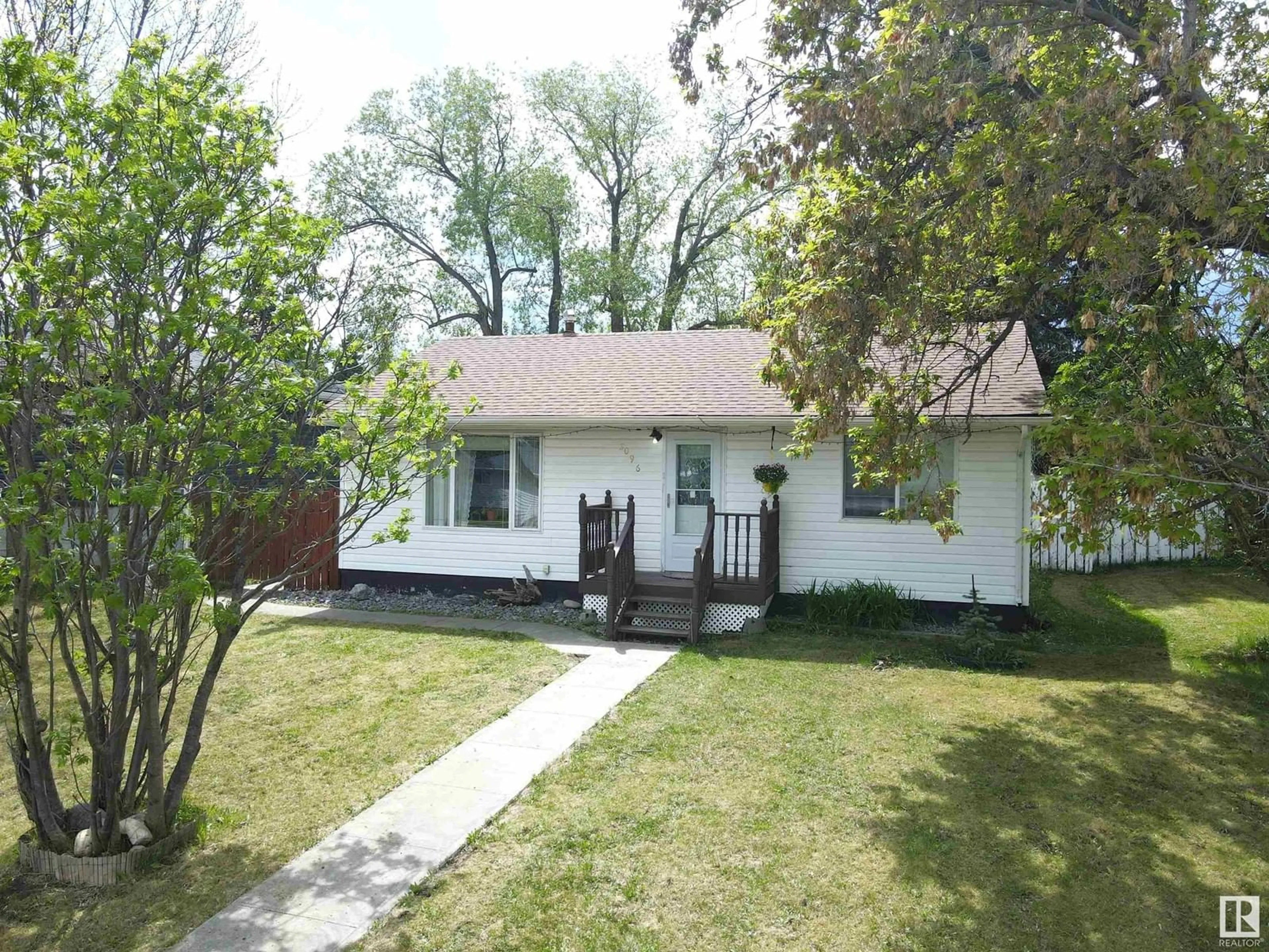 A pic from outside/outdoor area/front of a property/back of a property/a pic from drone, street for 5096 45 ST, Drayton Valley Alberta T7A1C2