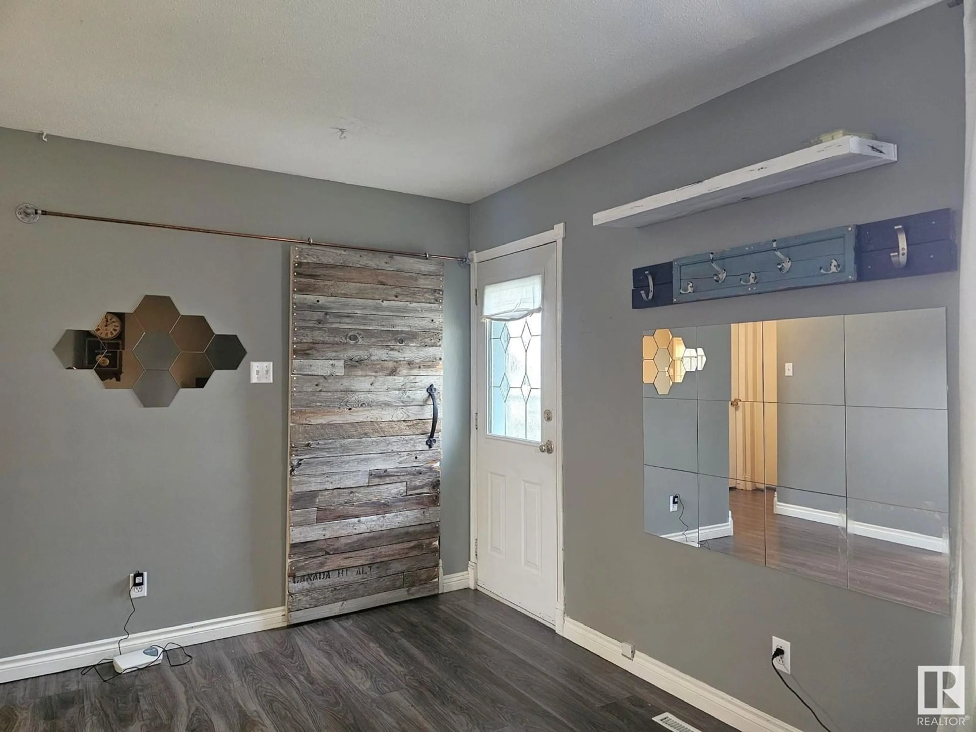 Indoor entryway for 5096 45 ST, Drayton Valley Alberta T7A1C2